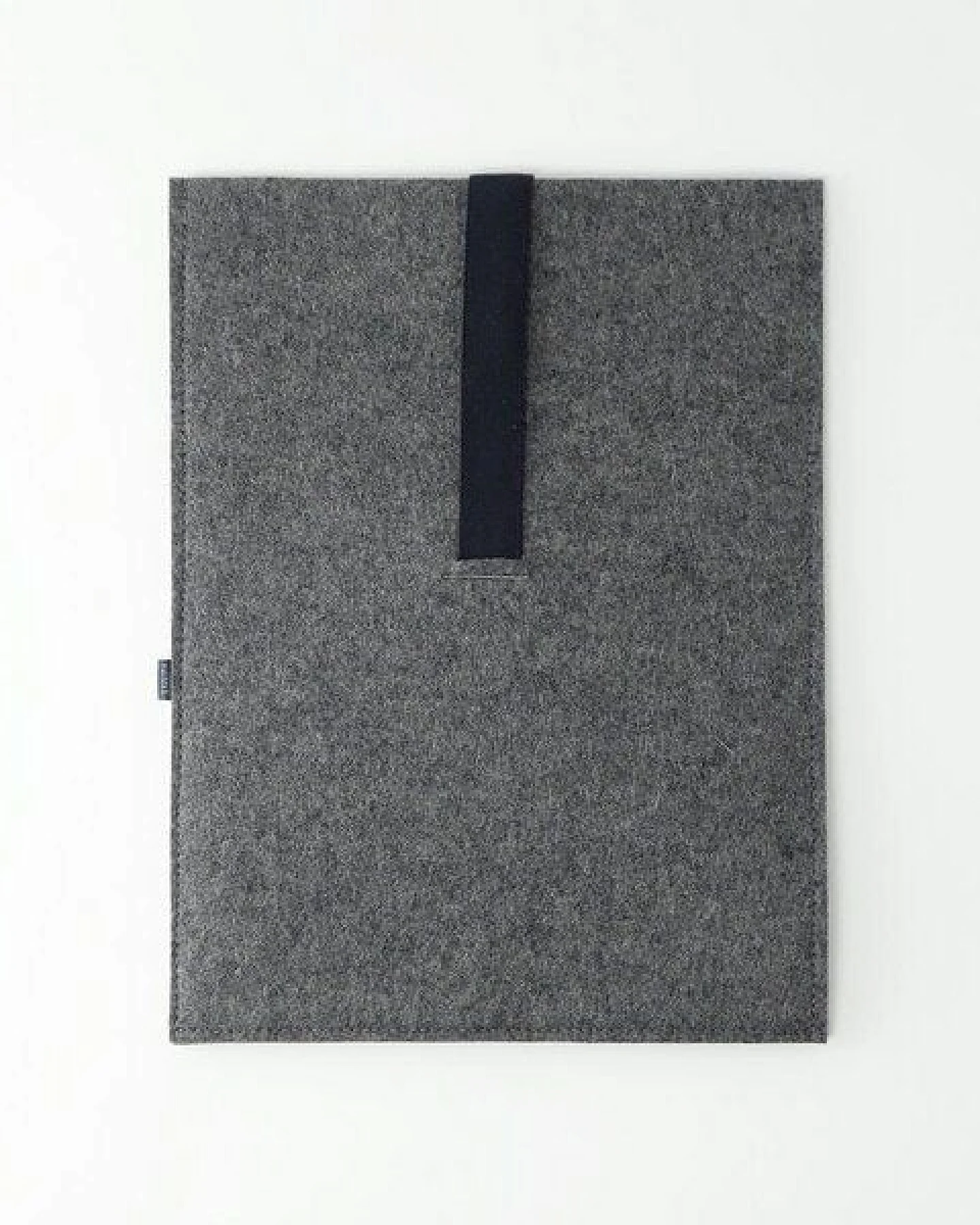 matilda k. manufaktur Minimalistische Laptophülle aus Wollfilz 'max' mit Einsteckfach – Ansicht 3