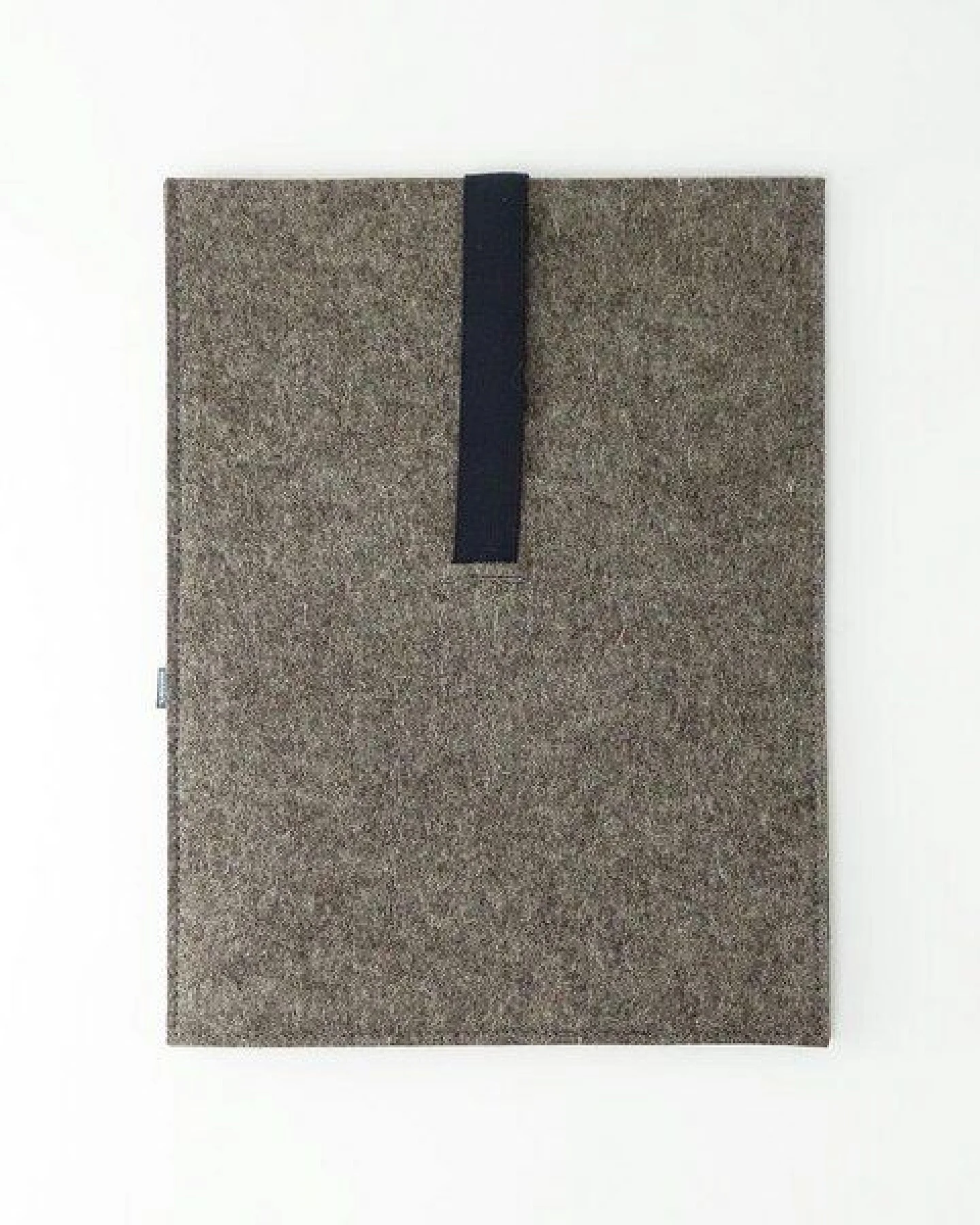 matilda k. manufaktur Minimalistische Laptophülle aus Wollfilz 'max' mit Einsteckfach – Ansicht 3