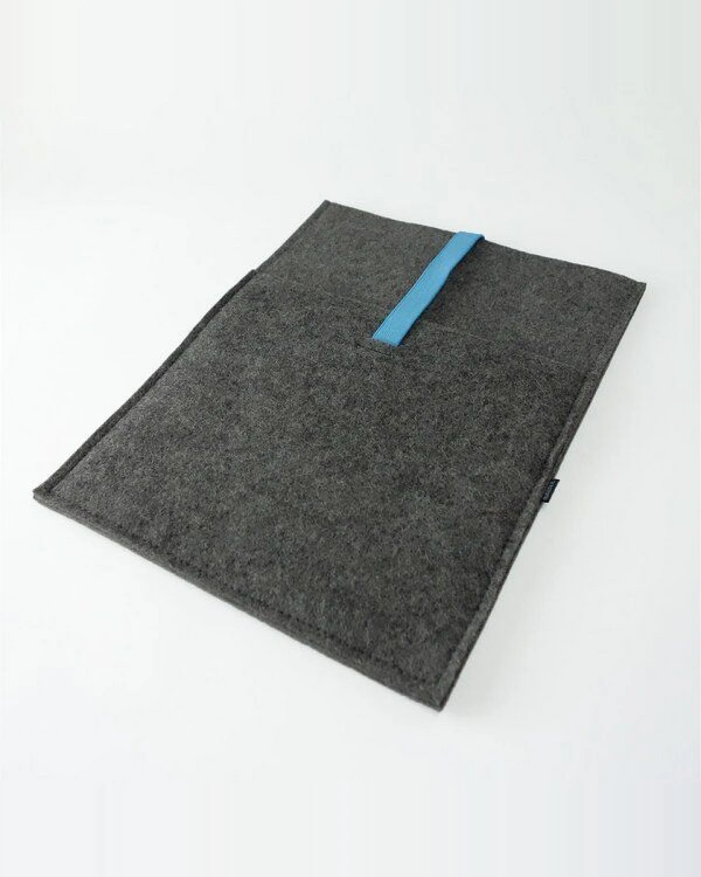matilda k. manufaktur Minimalistische Laptophülle aus Wollfilz 'max' mit Einsteckfach – Ansicht 3