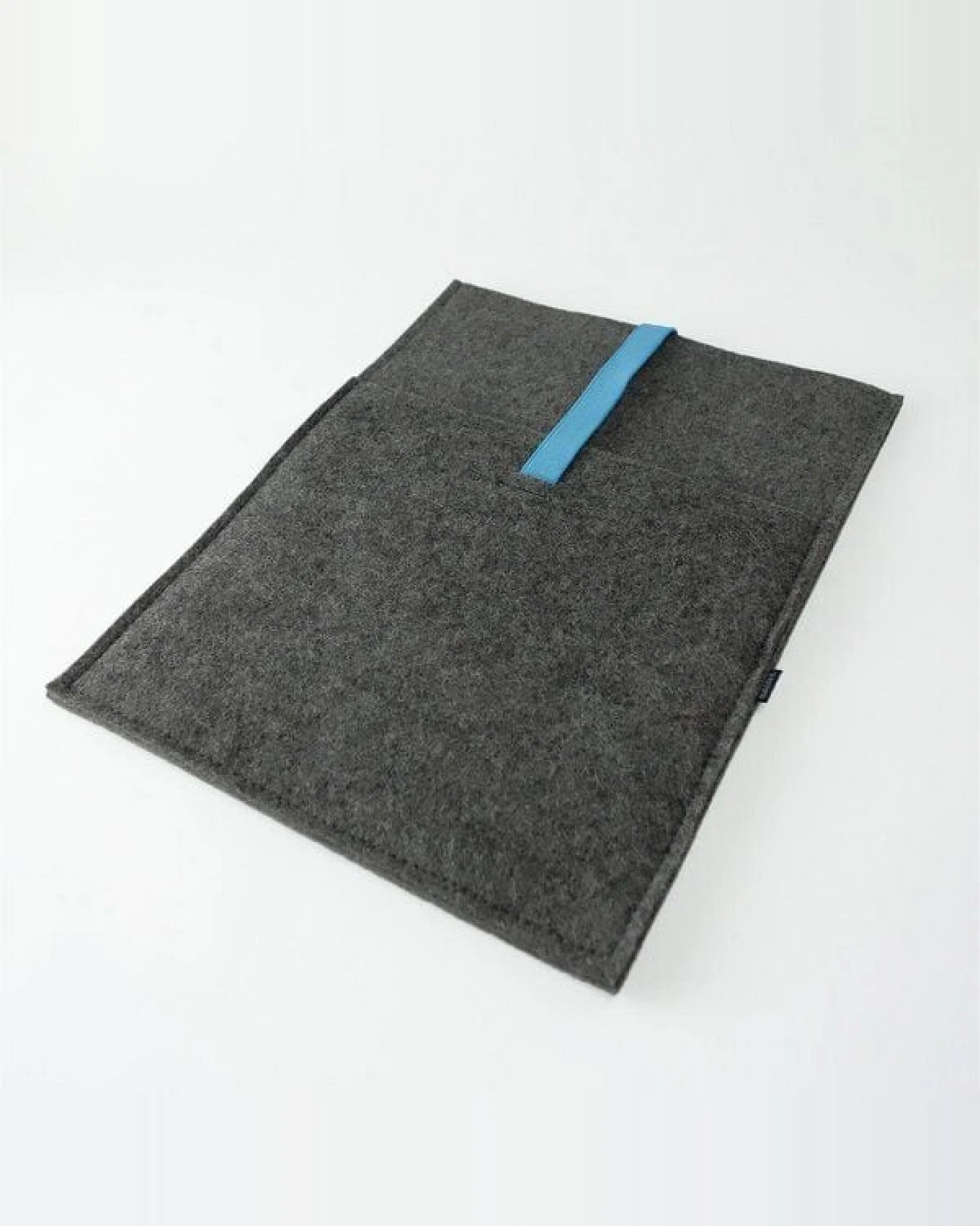matilda k. manufaktur Minimalistische Laptophülle aus Wollfilz 'max' mit Einsteckfach – Ansicht 3