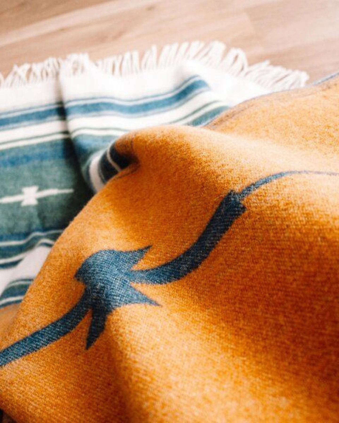 Steppenwolle Kuscheldecke VALLEY aus 100% Schurwolle mit Tribalmotiv & Fransen – Ansicht 4