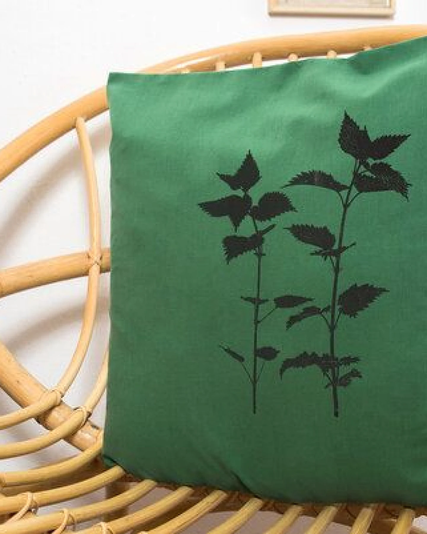 Hirschkind Handbedruckter Kissenbezug 'Brennnessel' grün, 40*40cm – Ansicht 2