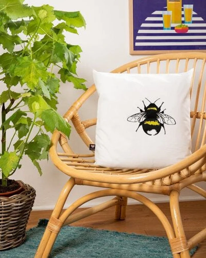 Hirschkind Bio-Kissenbezug 'Erdhummel' weiß mit schwarzem und gelbem Druck 40*40 cm