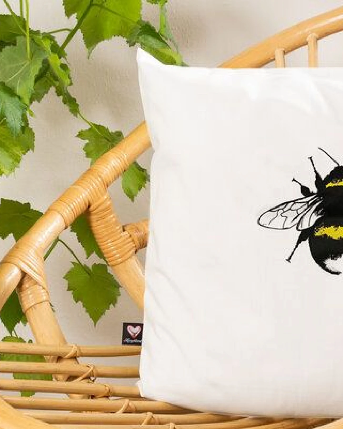 Hirschkind Bio-Kissenbezug 'Erdhummel' weiß mit schwarzem und gelbem Druck 40*40 cm – Ansicht 2