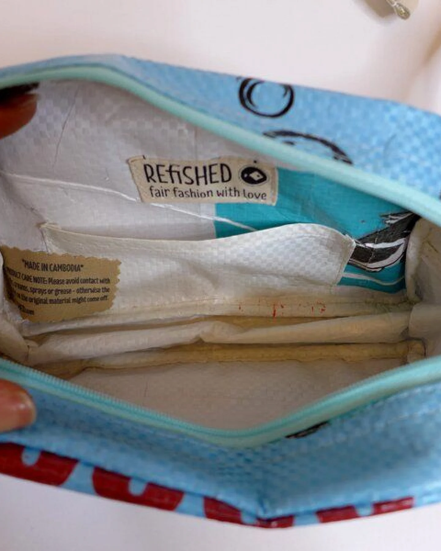 REFISHED fair fashion Bauchtasche 'BUM BAG' - upcycelte Fischfuttersäcke – Ansicht 2