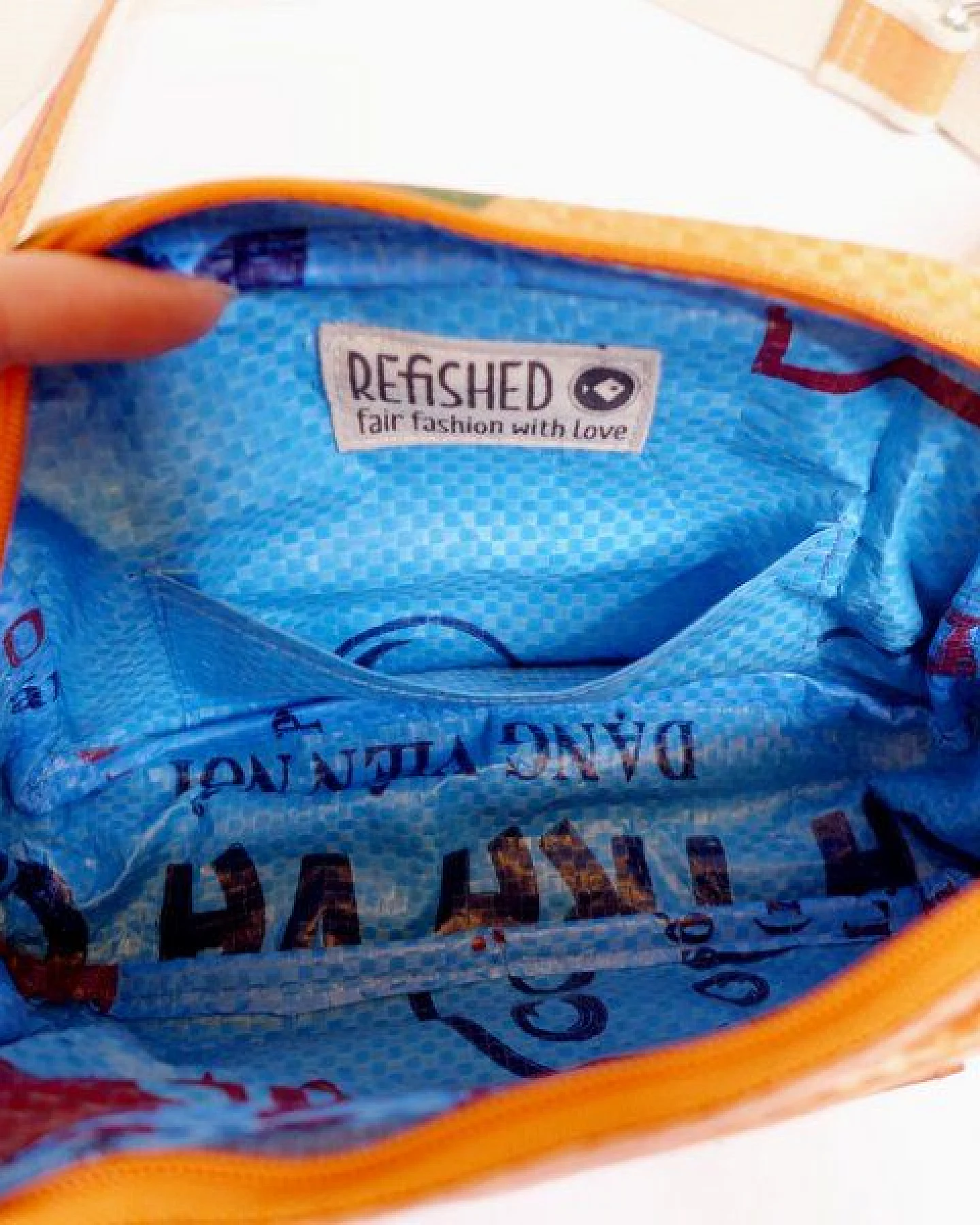 REFISHED fair fashion Bauchtasche 'BUM BAG' - upcycelte Fischfuttersäcke – Ansicht 2