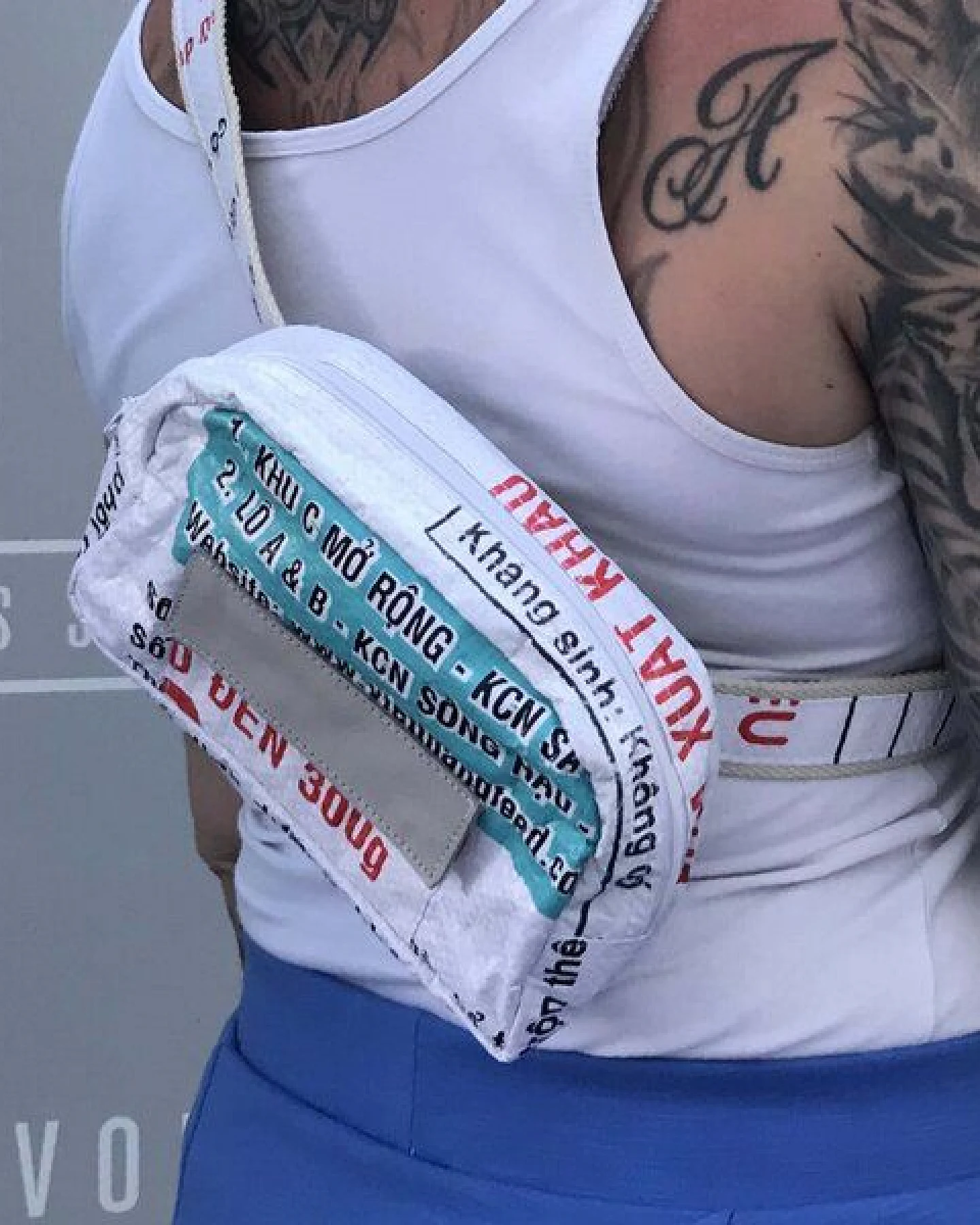 REFISHED fair fashion Bauchtasche 'BUM BAG' - upcycelte Fischfuttersäcke – Ansicht 2