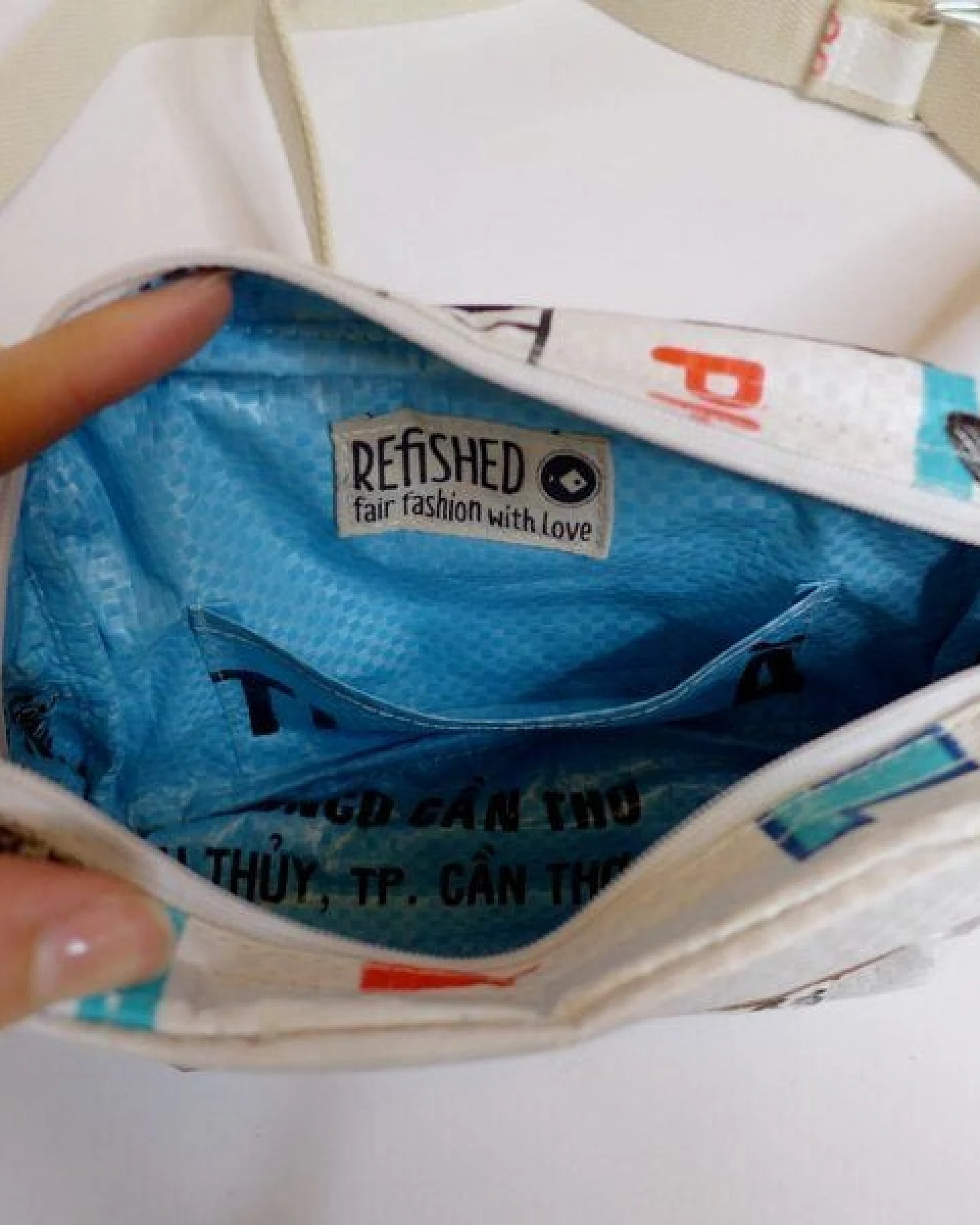 REFISHED fair fashion Bauchtasche 'BUM BAG' - upcycelte Fischfuttersäcke – Ansicht 4