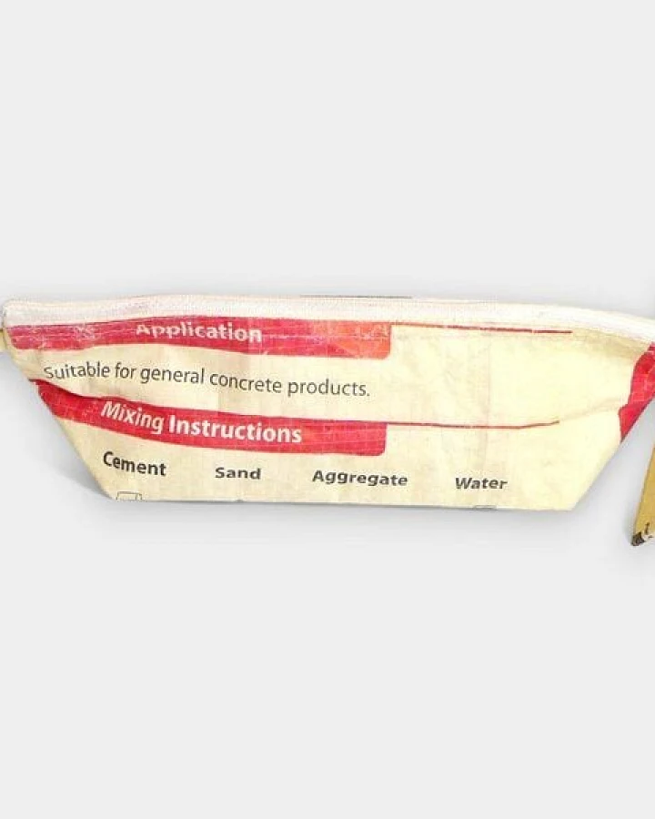 #Cement Beige-Schwarz-Rot