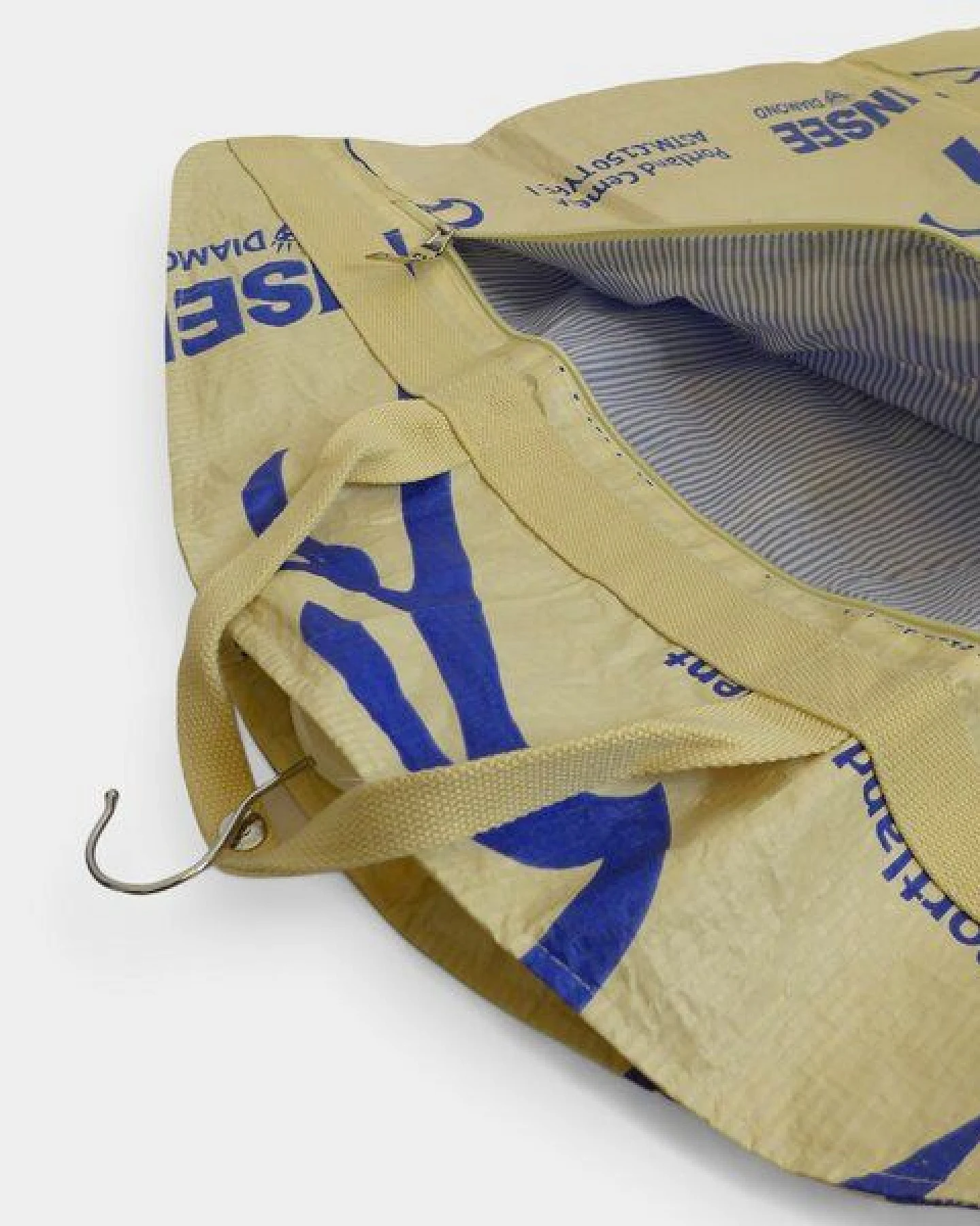 REFISHED fair fashion Kleidersack 'SUIT BAG' - upcycelte Zementsäcke – Ansicht 3