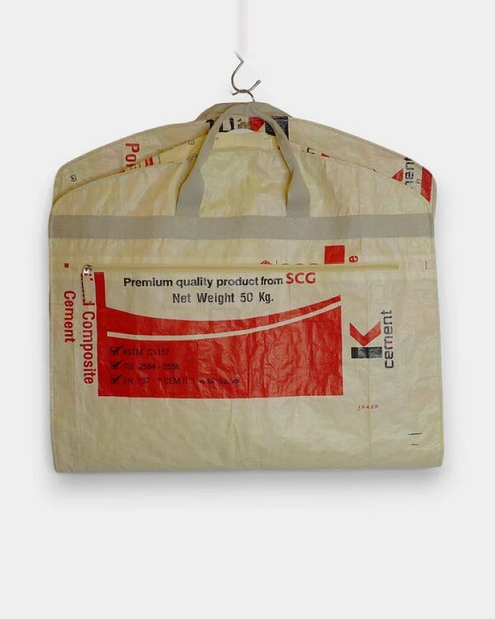 #Cement Beige-Schwarz-Rot