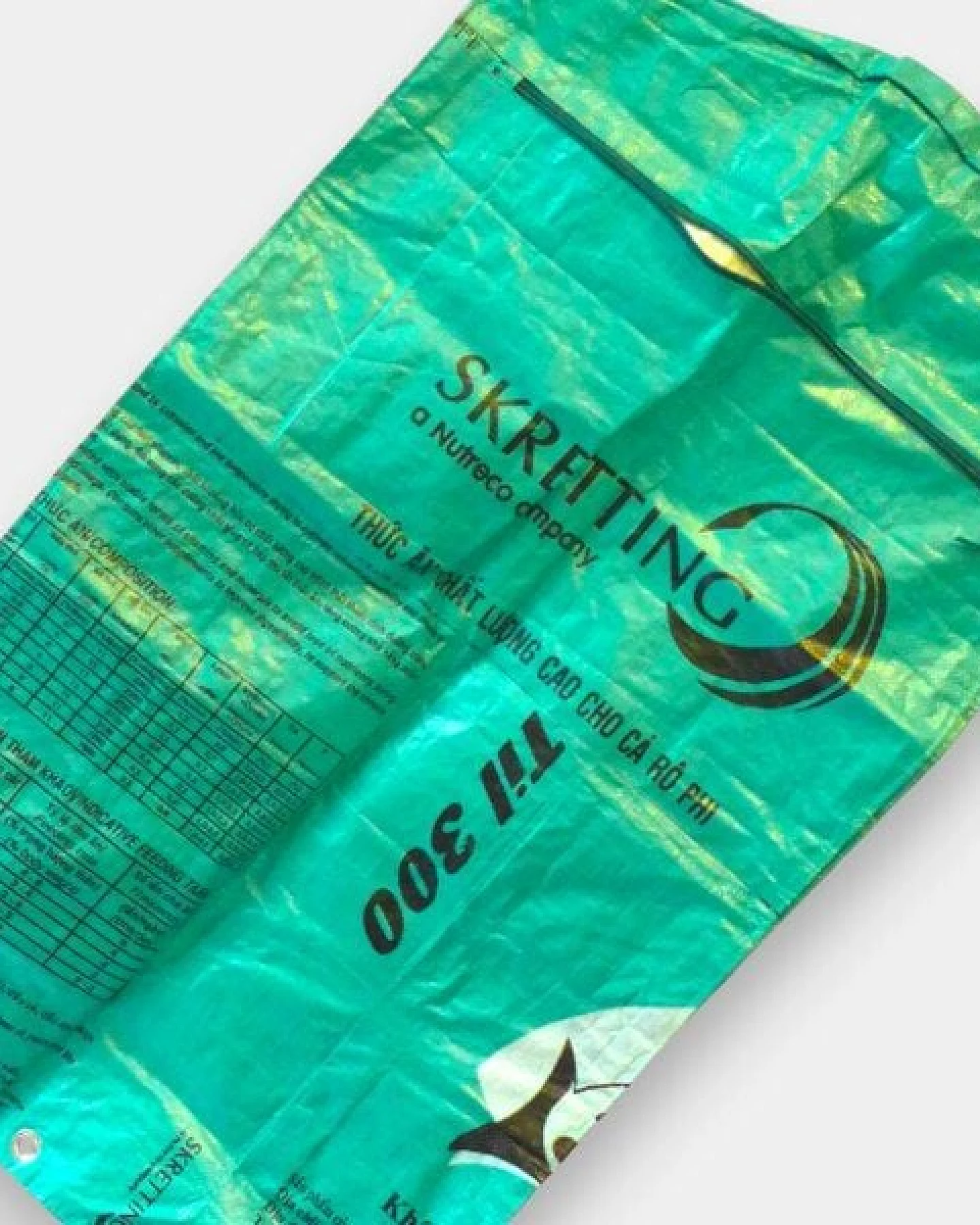 REFISHED fair fashion Kleidersack 'SUIT BAG' - upcycelte Fischfuttersäcke – Ansicht 4