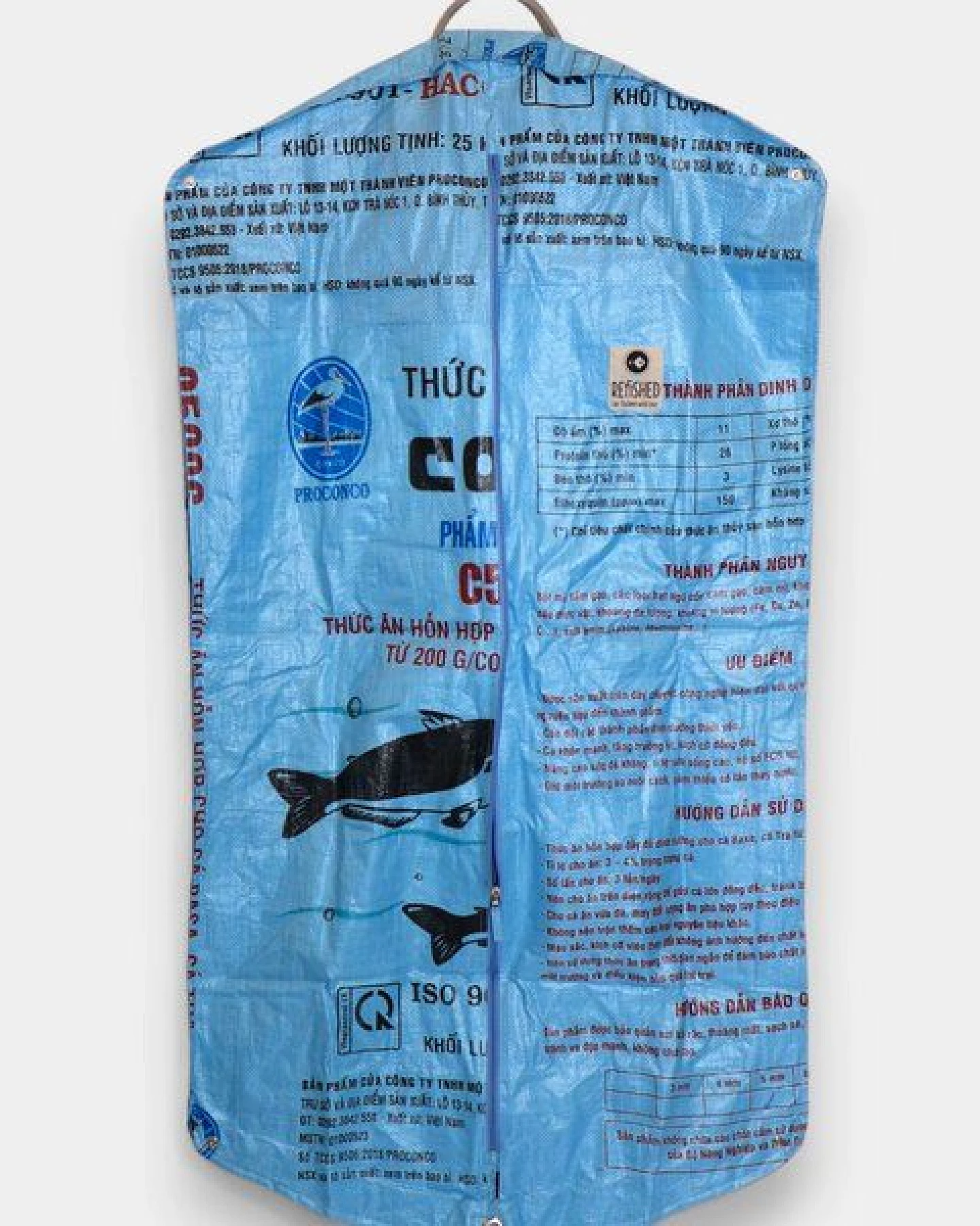 REFISHED fair fashion Kleidersack 'SUIT BAG' - upcycelte Fischfuttersäcke – Ansicht 2