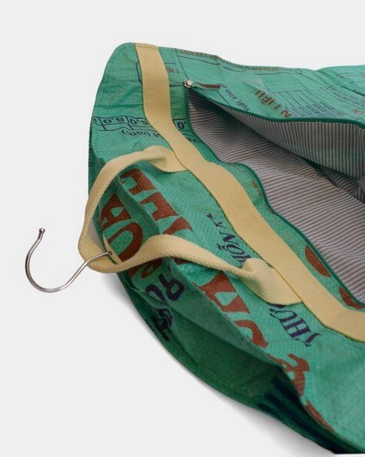 REFISHED fair fashion Kleidersack 'SUIT BAG' - upcycelte Fischfuttersäcke – Ansicht 2