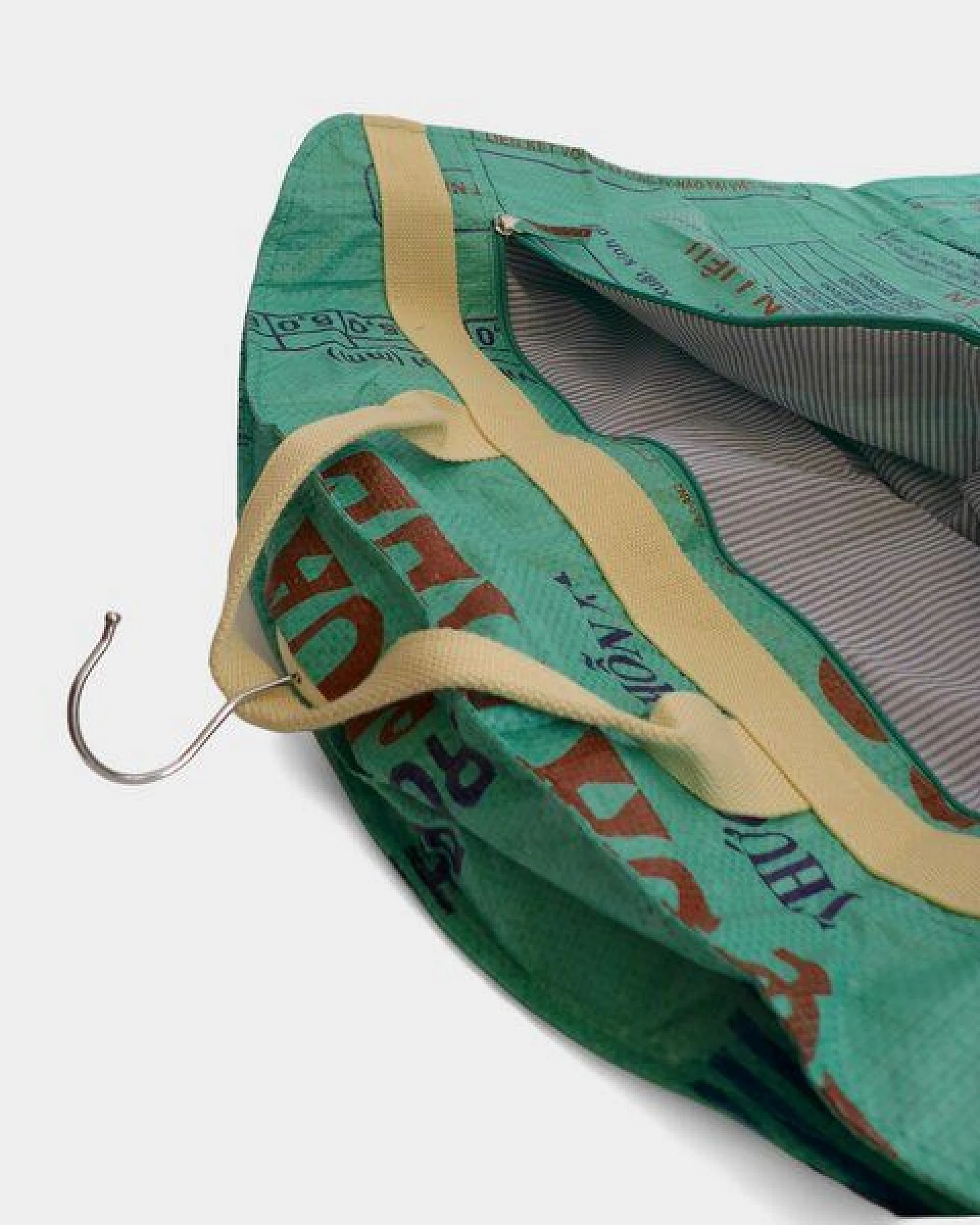 REFISHED fair fashion Kleidersack 'SUIT BAG' - upcycelte Fischfuttersäcke – Ansicht 2