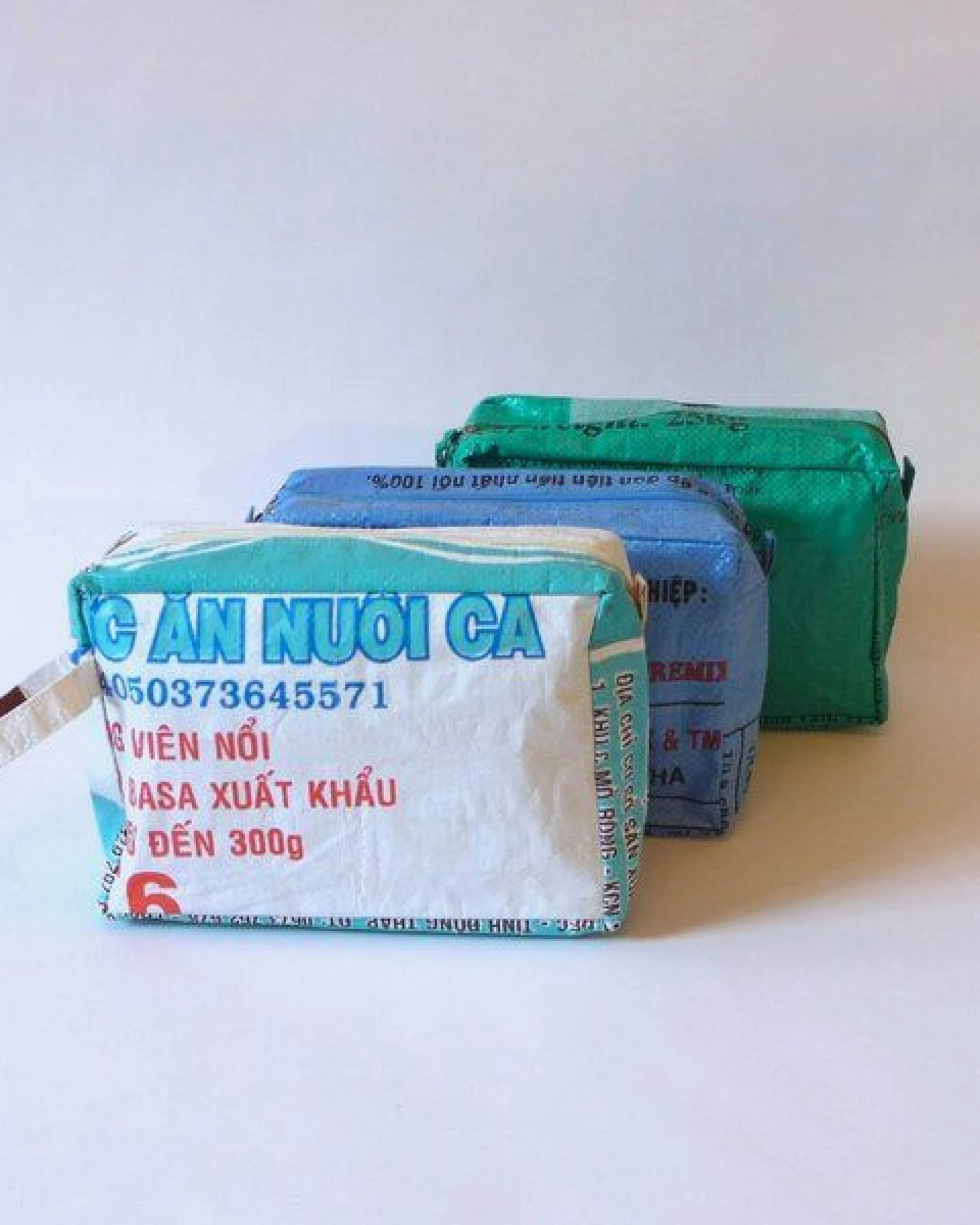 REFISHED fair fashion Necessaire 'WASH ME' - upcycelte Fischfuttersäcke – Ansicht 2