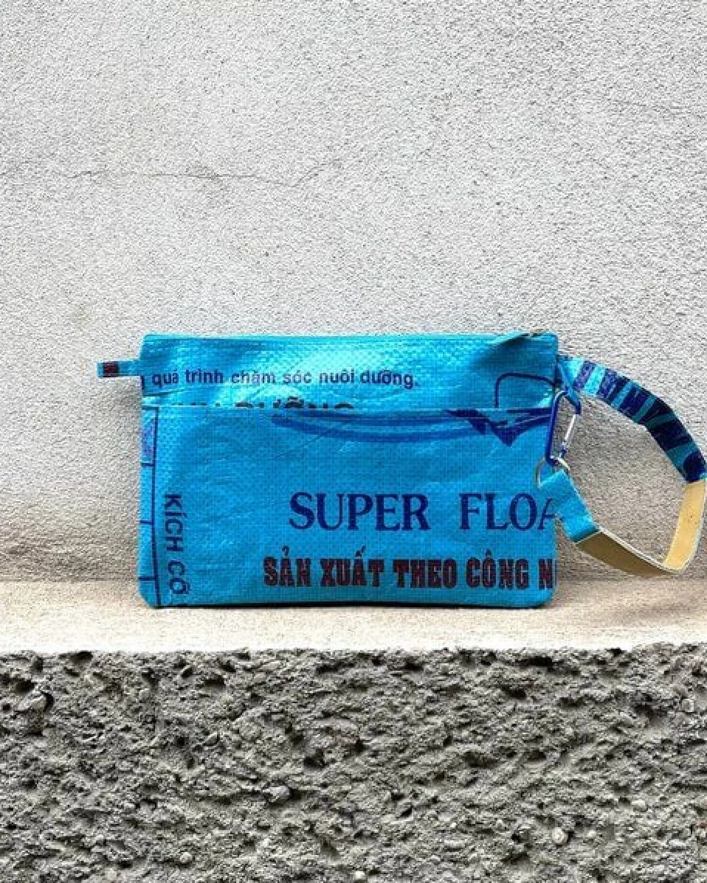 REFISHED fair fashion Täschchen 'BAG-IN-BAG' (S) - upcycelte Fischfuttersäcke – Ansicht 2
