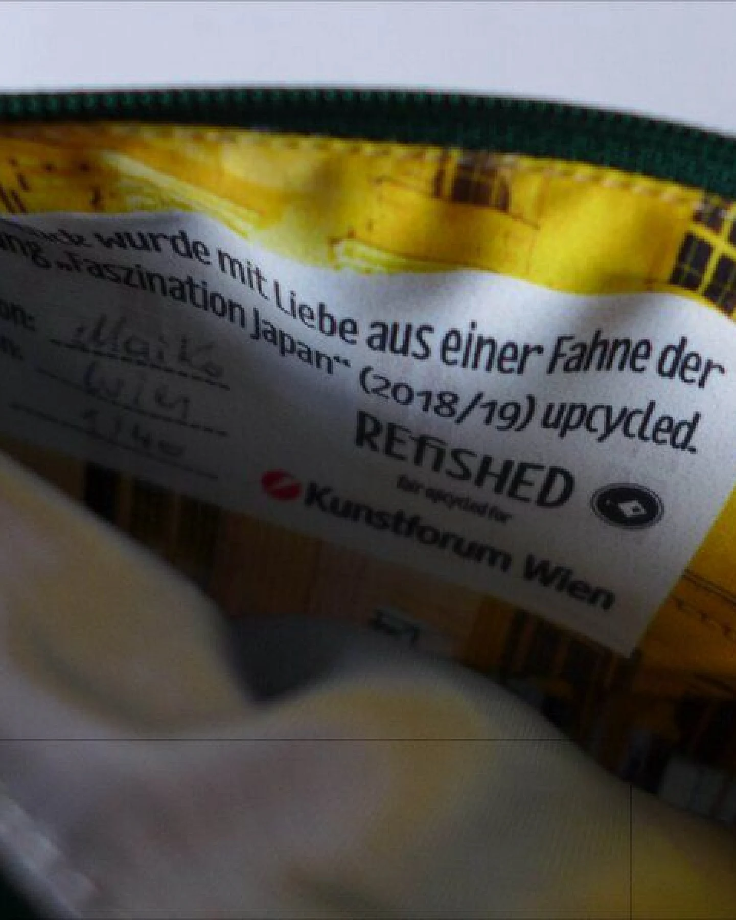 REFISHED fair fashion Täschchen 'TINY BAG' - upcycelte Fahnen – Ansicht 2