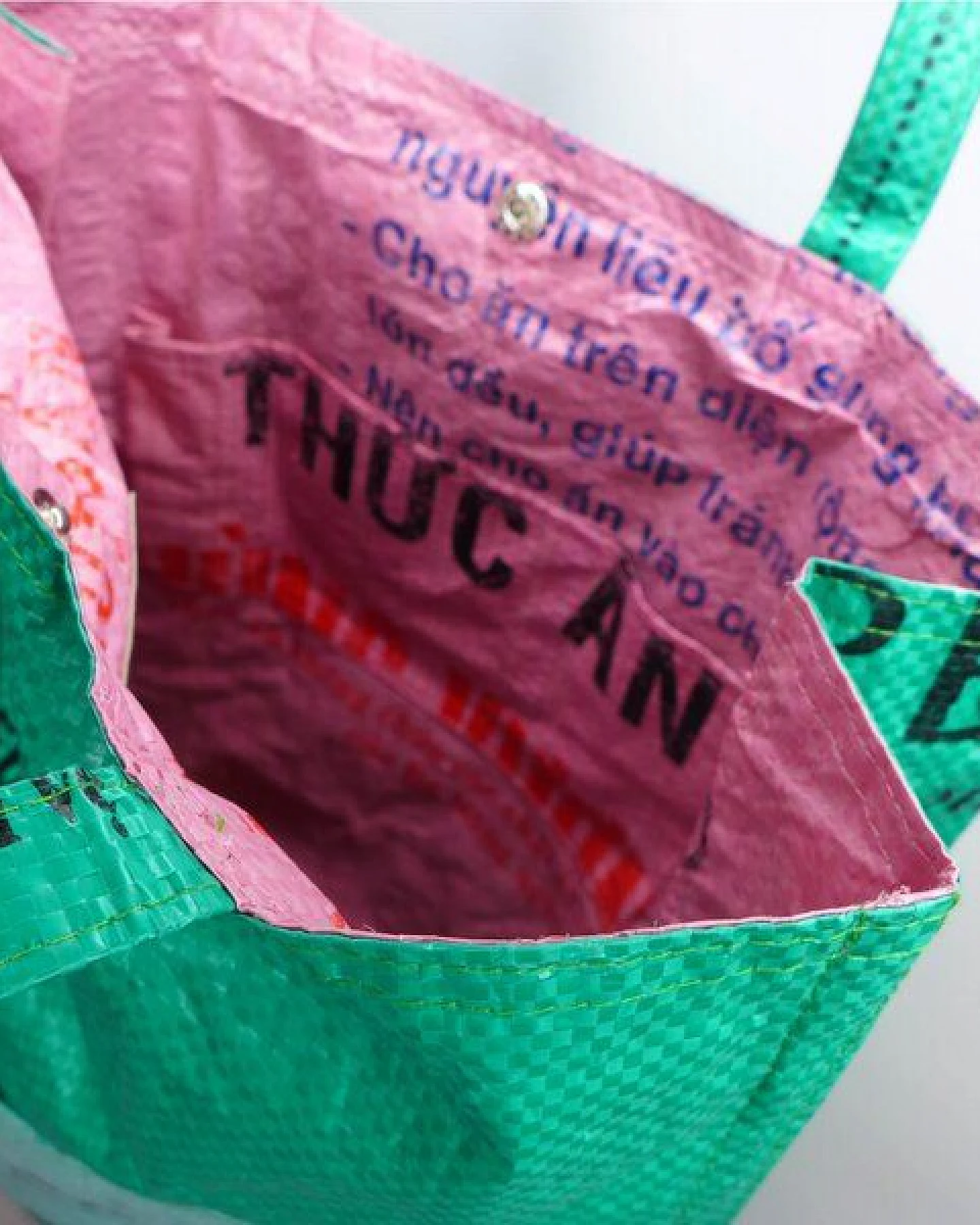 REFISHED fair fashion Tasche 'BUSINESS BAG' - upcycelte Fischfuttersäcke – Ansicht 3