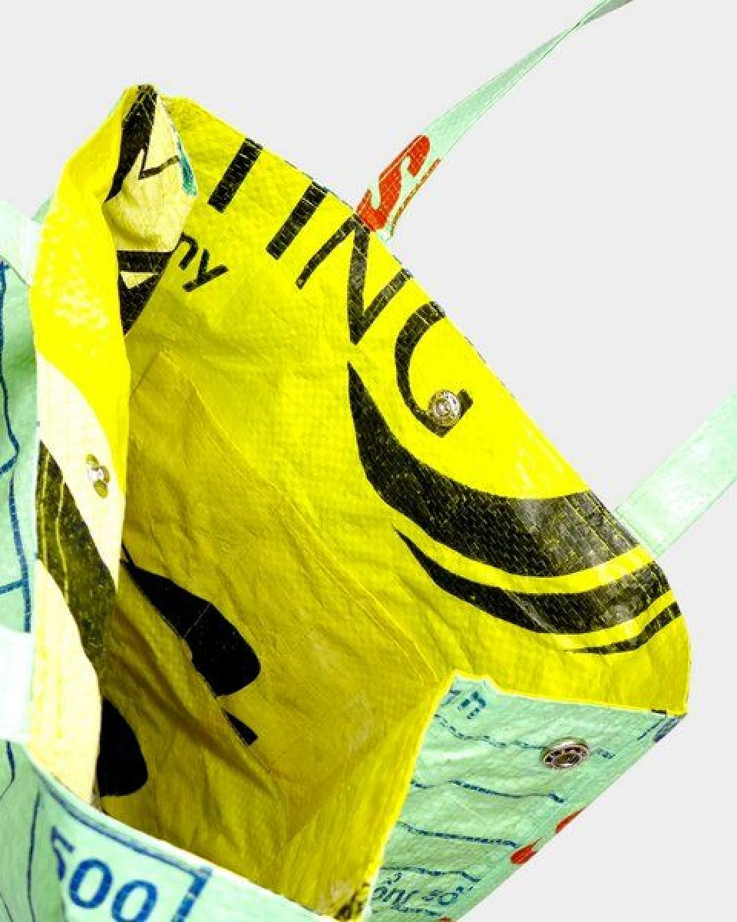 REFISHED fair fashion Tasche 'BUSINESS BAG' - upcycelte Fischfuttersäcke – Ansicht 2