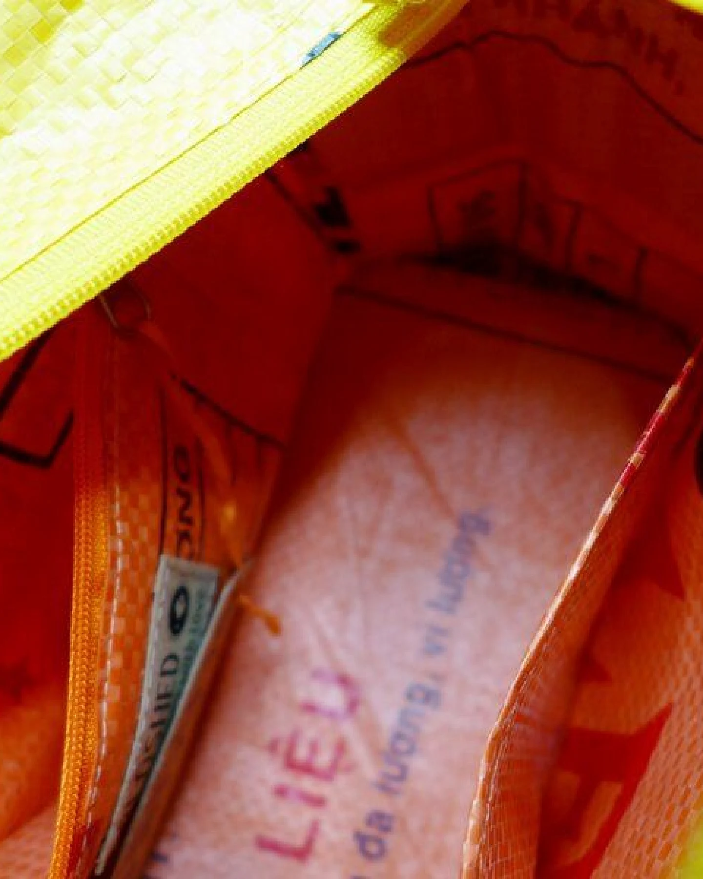 REFISHED fair fashion Tasche 'CROSS BODY' - upcycelte Fischfuttersäcke – Ansicht 2