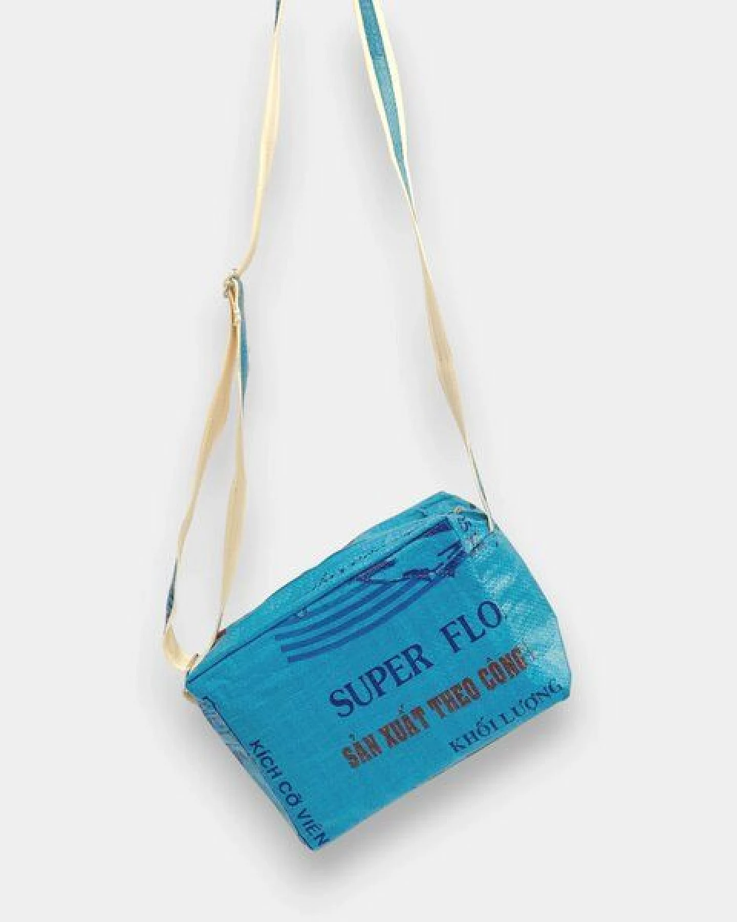 REFISHED fair fashion Tasche 'CROSS BODY' - upcycelte Fischfuttersäcke – Ansicht 2
