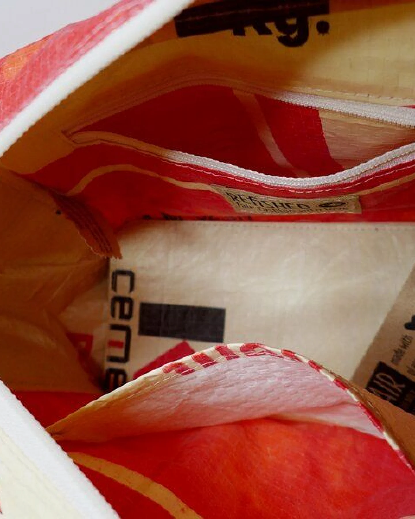 REFISHED fair fashion Tasche 'CROSS BODY' - upcycelte Zementsäcke – Ansicht 2