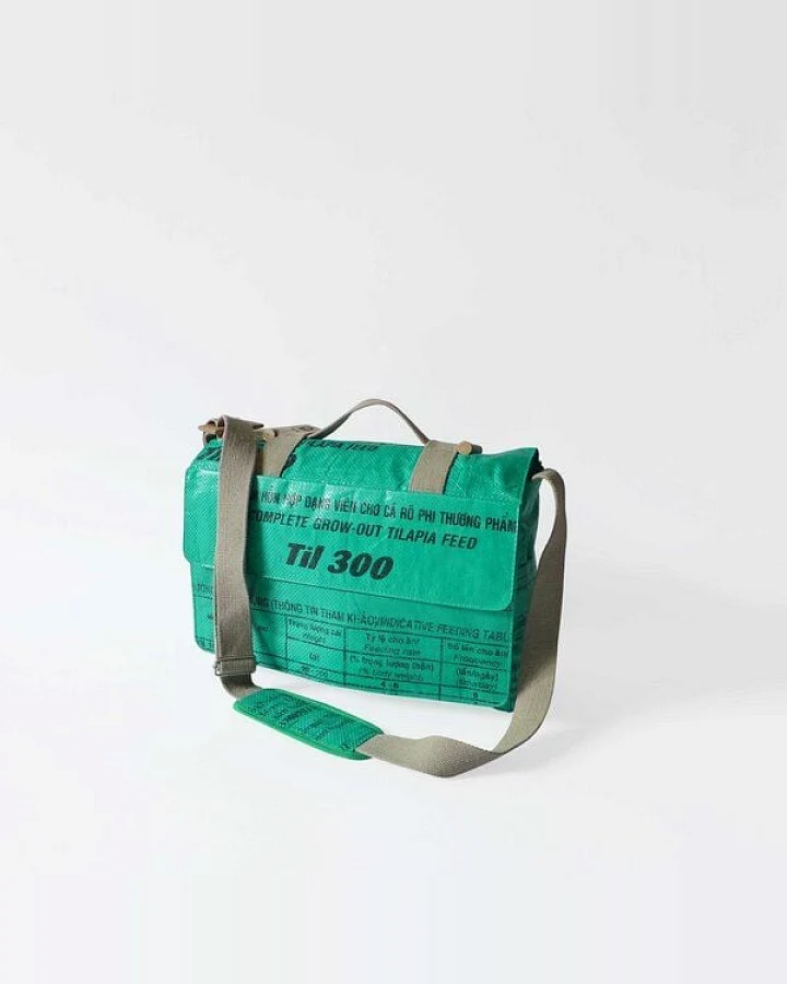 REFISHED fair fashion Tasche 'MESSENGER BAG' - upcycelte Fischfuttersäcke
