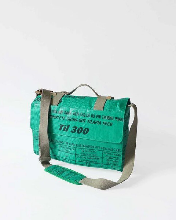 REFISHED fair fashion Tasche 'MESSENGER BAG' - upcycelte Fischfuttersäcke