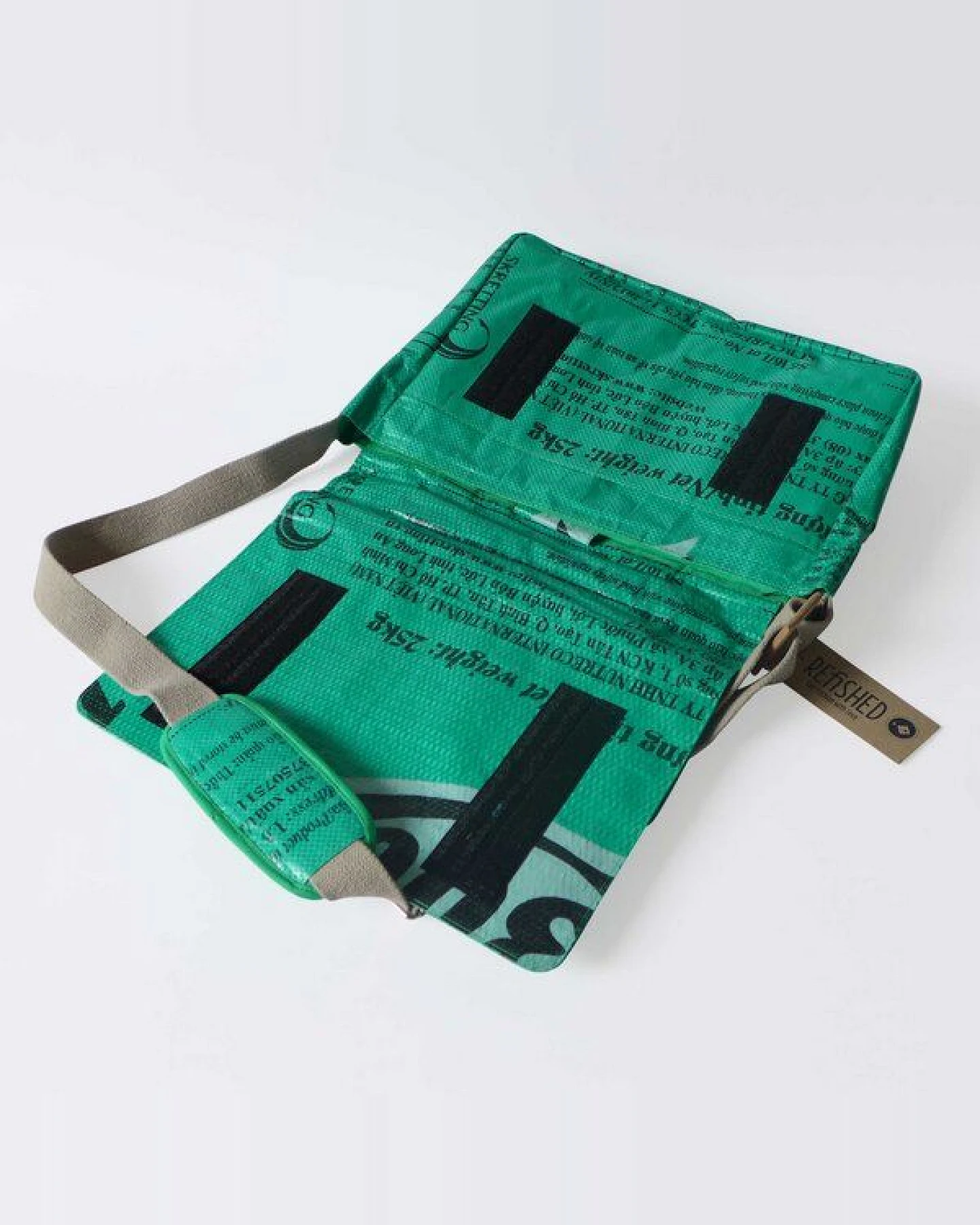 REFISHED fair fashion Tasche 'MESSENGER BAG' - upcycelte Fischfuttersäcke – Ansicht 2