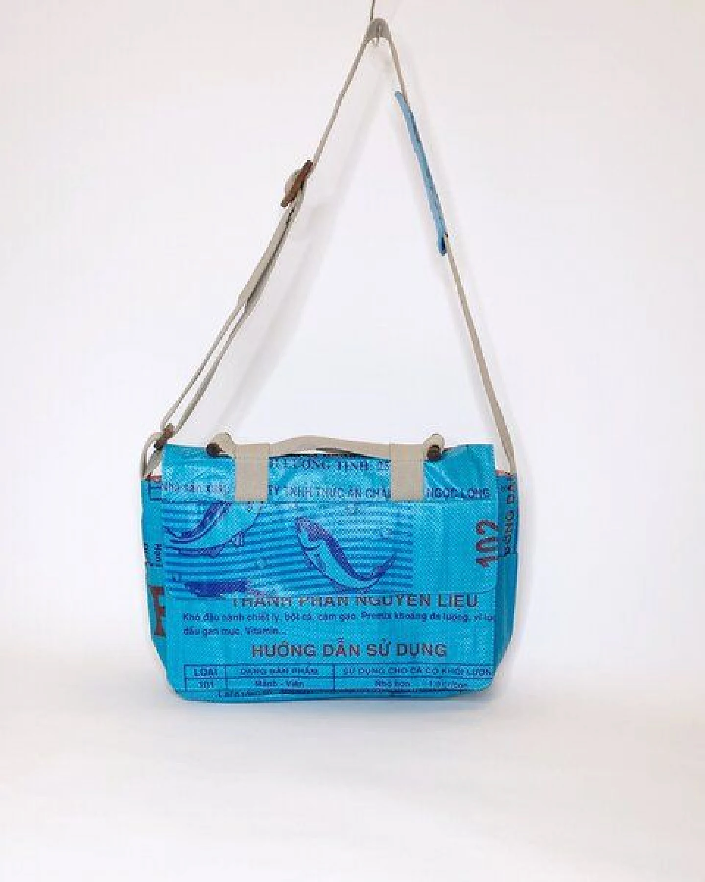 REFISHED fair fashion Tasche 'MESSENGER BAG' - upcycelte Fischfuttersäcke – Ansicht 3