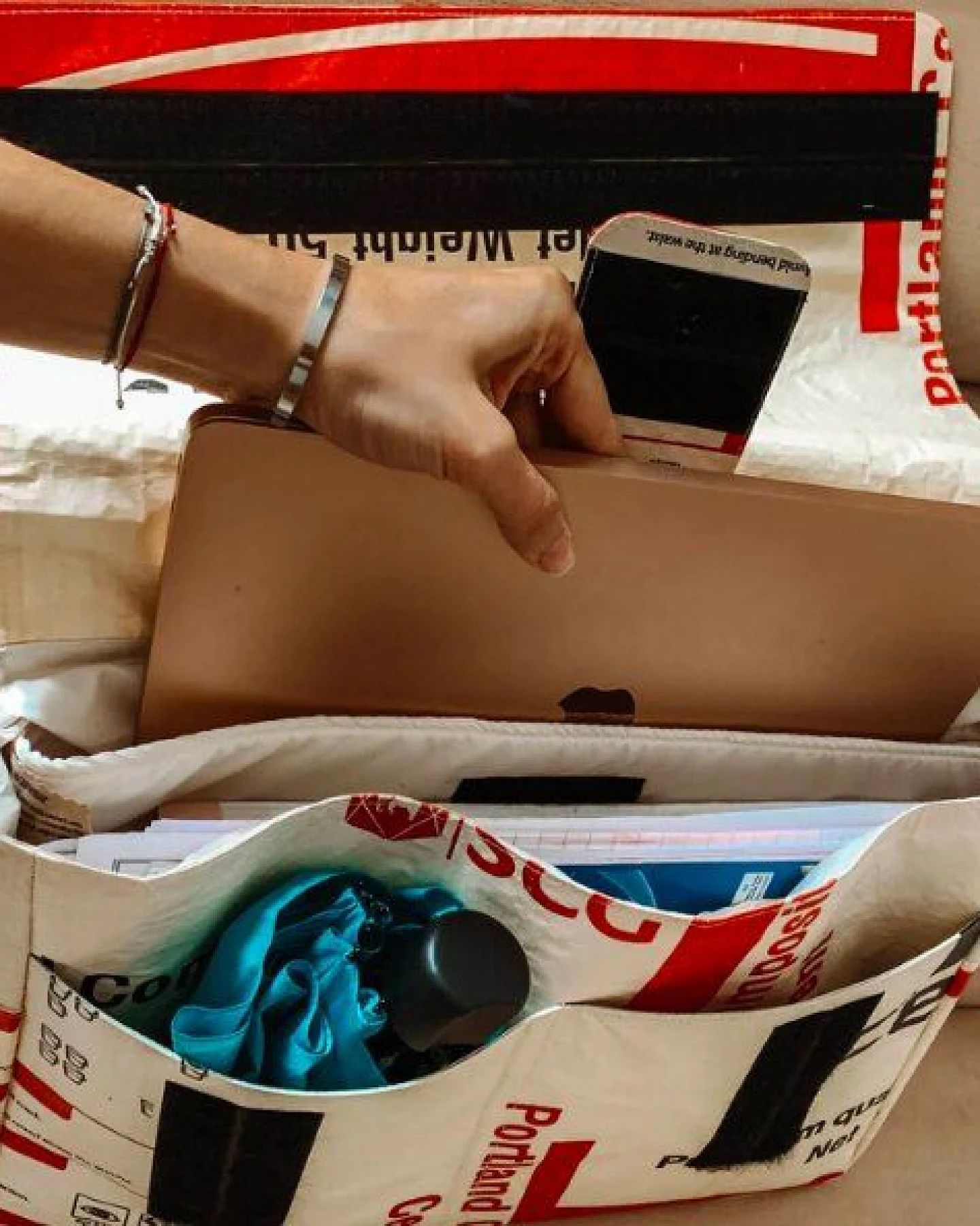 REFISHED fair fashion Tasche 'MESSENGER BAG' - upcycelte Zementsäcke – Ansicht 3