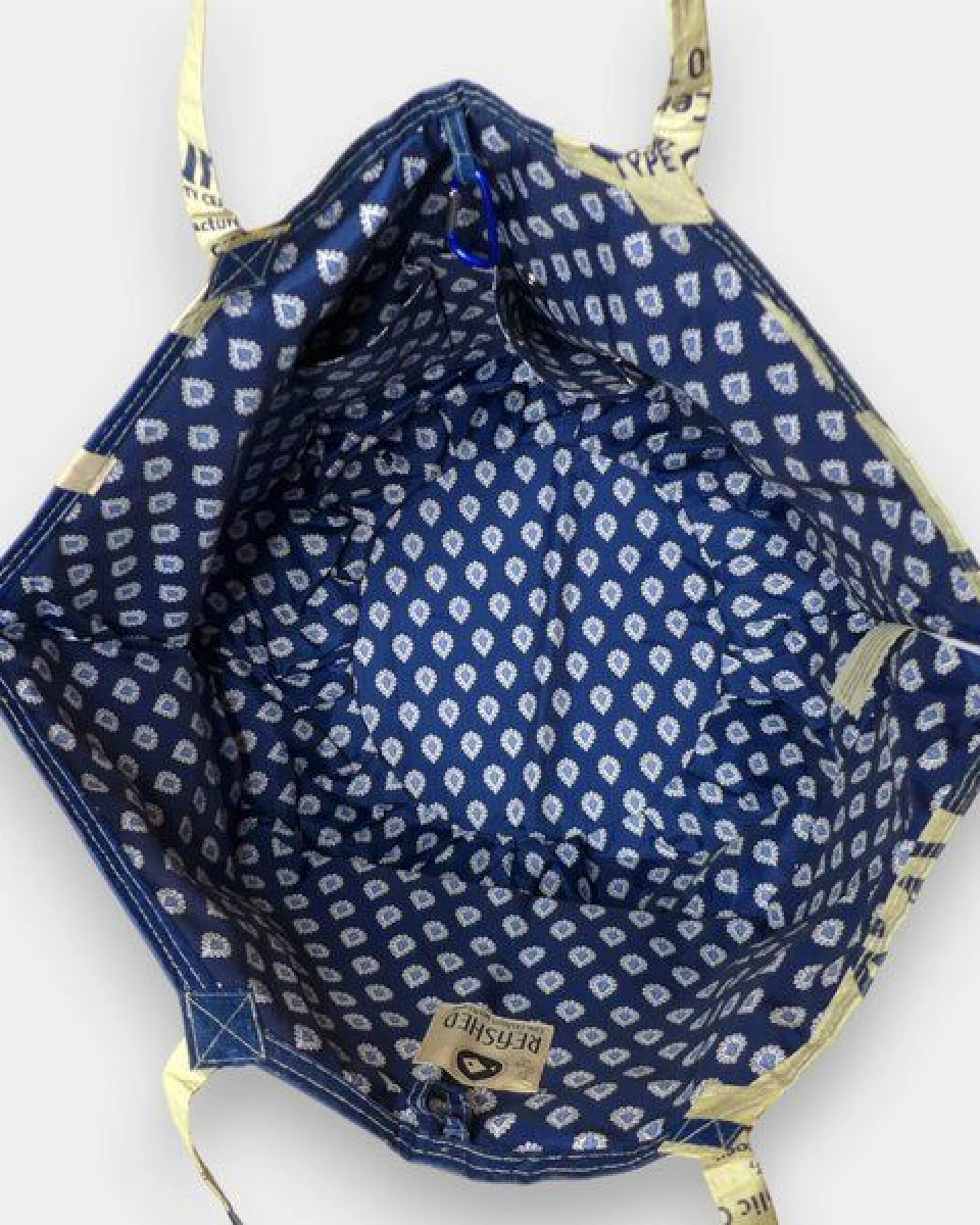 REFISHED fair fashion Tasche 'SOULMATE WATERPROOF' Limitierte Edition! - upcycelte Zementsäcke – Ansicht 2