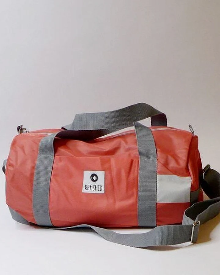 REFISHED fair fashion Tasche 'SPORTY BAG' - upcycelte Fahnen