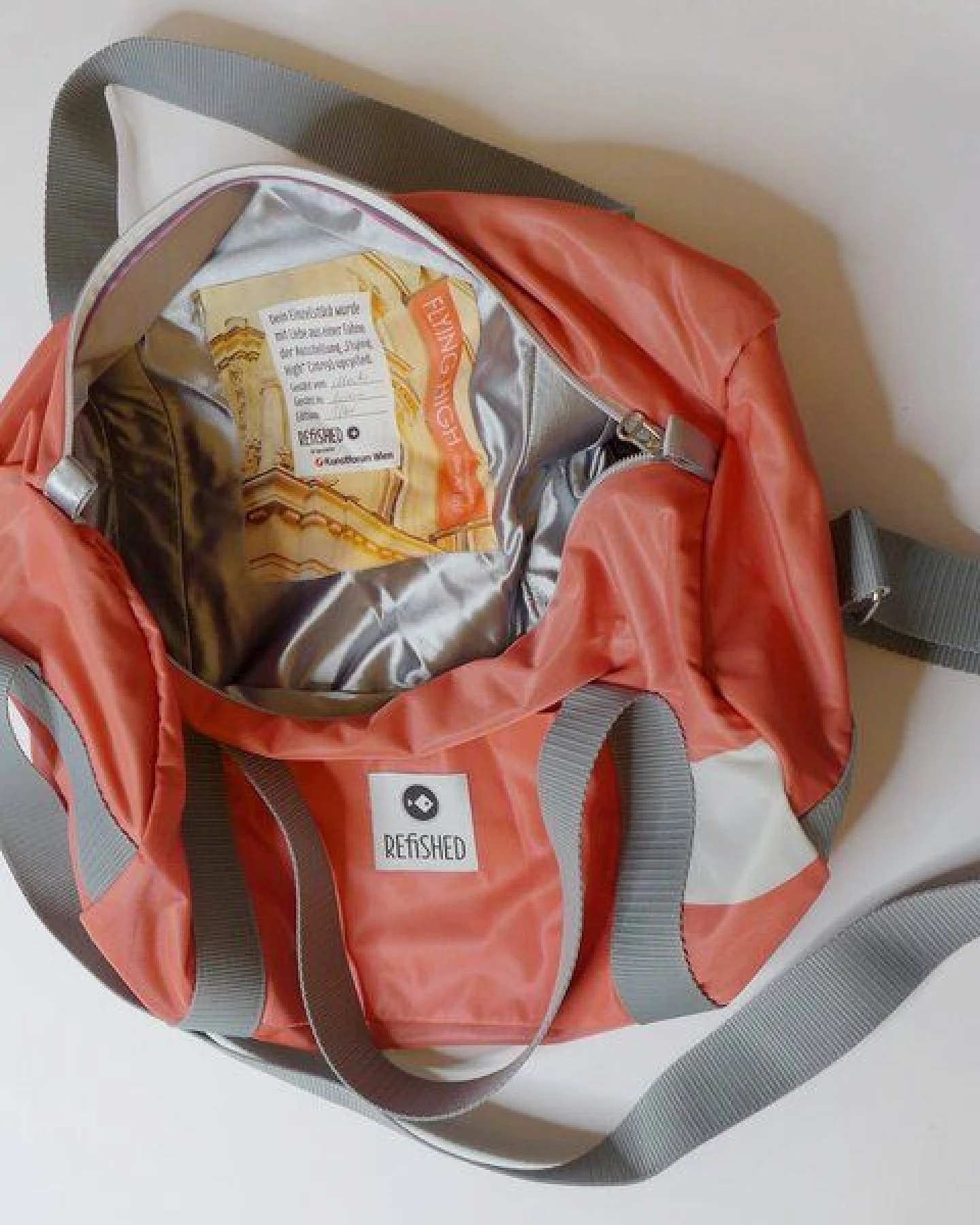 REFISHED fair fashion Tasche 'SPORTY BAG' - upcycelte Fahnen – Ansicht 2