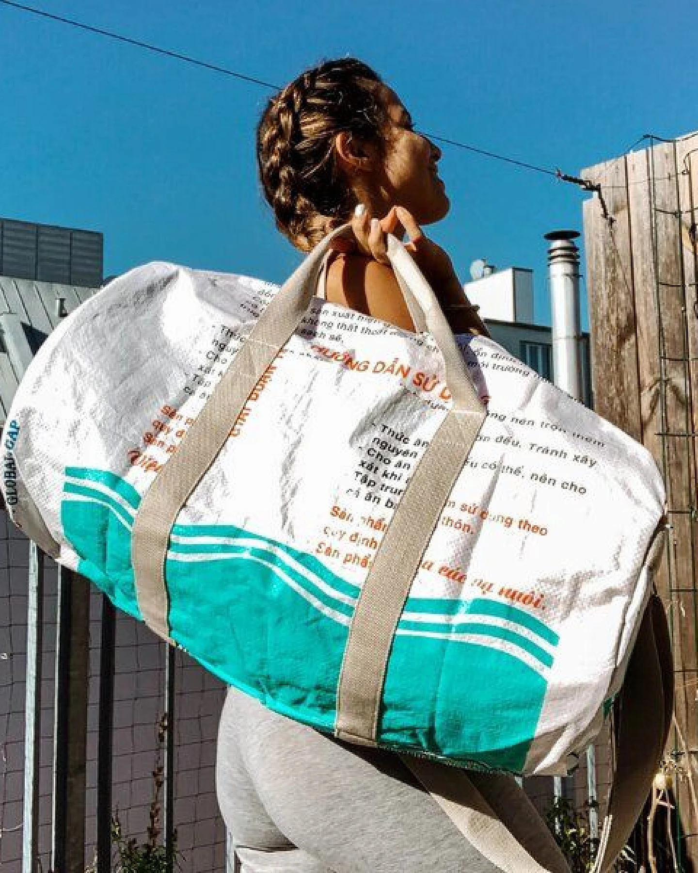 REFISHED fair fashion Tasche 'SPORTY BAG' - upcycelte Fischfuttersäcke – Ansicht 4