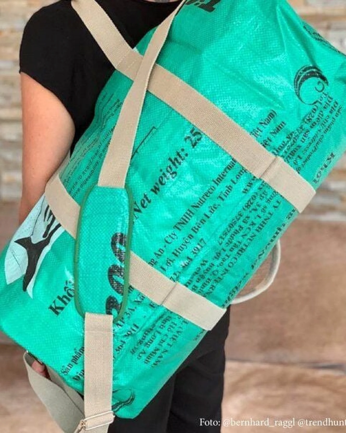 REFISHED fair fashion Tasche 'SPORTY BAG' - upcycelte Fischfuttersäcke – Ansicht 4