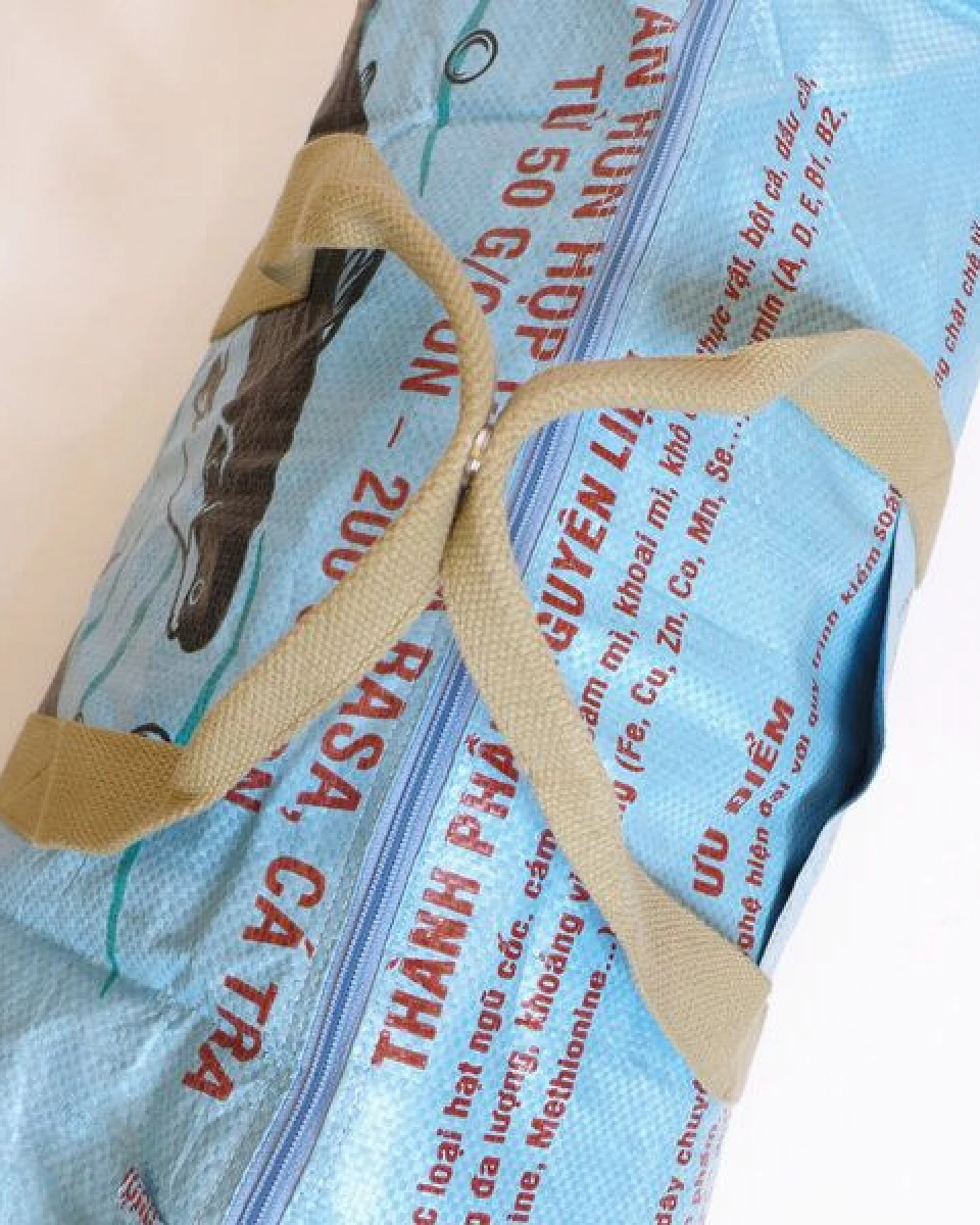 REFISHED fair fashion Tasche 'SPORTY BAG' - upcycelte Fischfuttersäcke – Ansicht 4