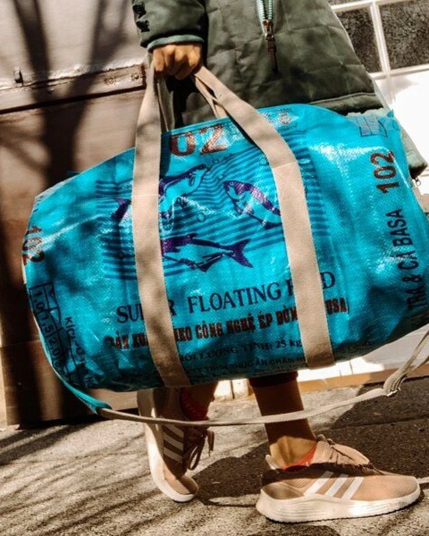 REFISHED fair fashion Tasche 'SPORTY BAG' - upcycelte Fischfuttersäcke – Ansicht 4