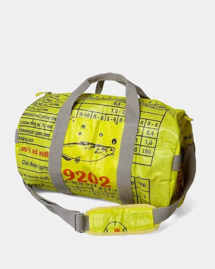 REFISHED fair fashion Tasche 'SPORTY BAG' - upcycelte Fischfuttersäcke