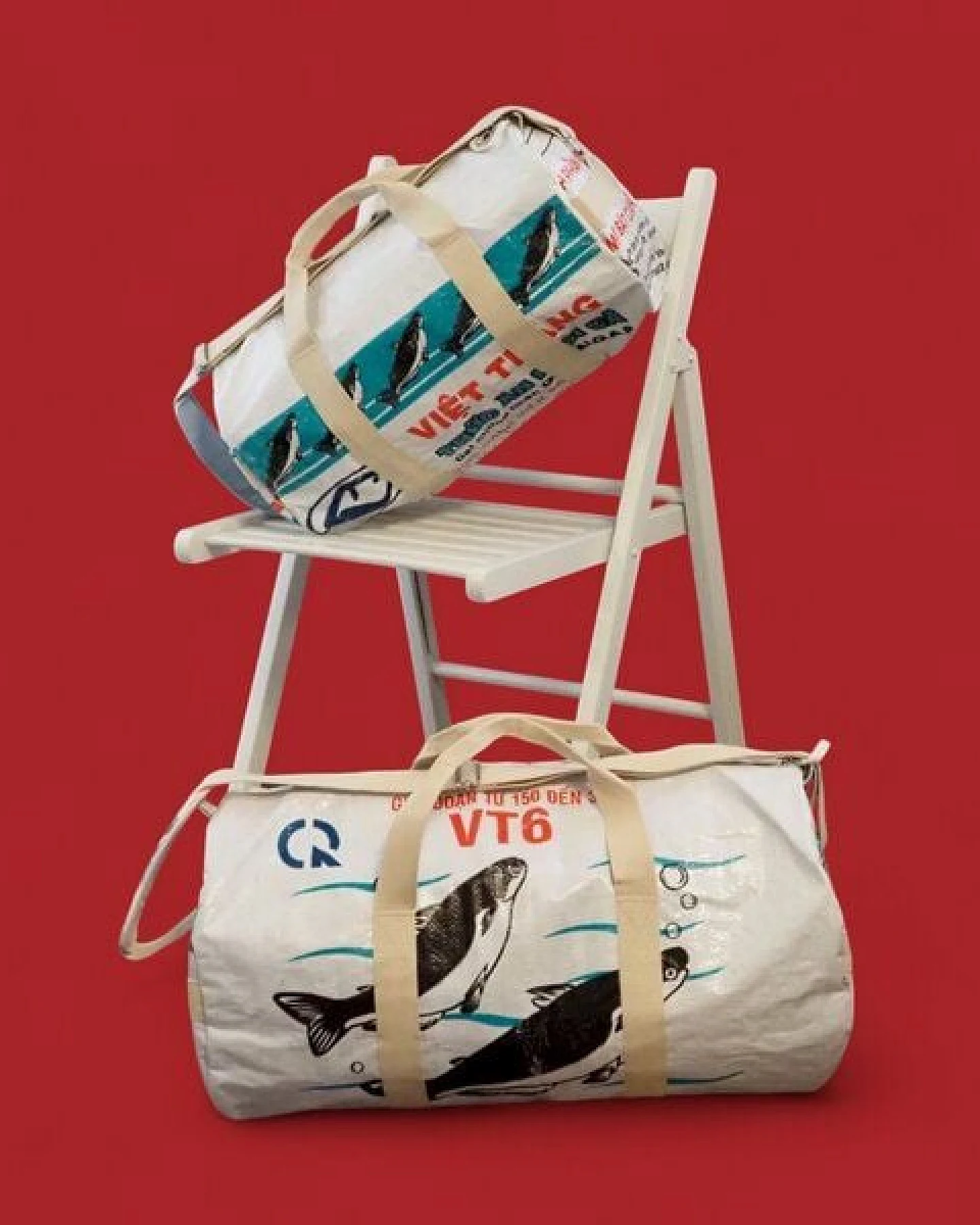 REFISHED fair fashion Tasche 'SPORTY BAG' - upcycelte Fischfuttersäcke – Ansicht 2