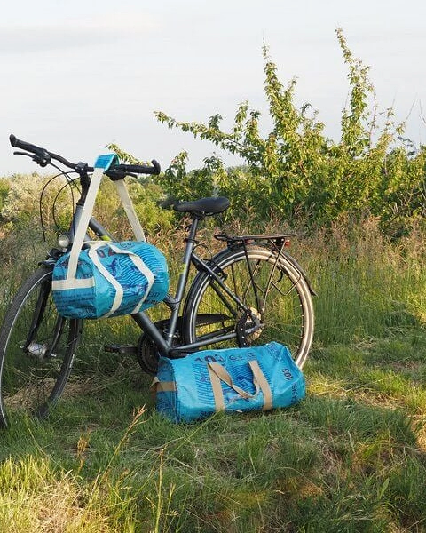 REFISHED fair fashion Tasche 'SPORTY BAG' - upcycelte Fischfuttersäcke – Ansicht 2