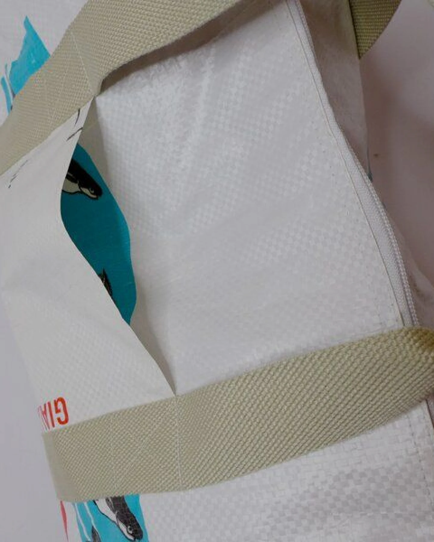REFISHED fair fashion Tasche 'SPORTY BAG' - upcycelte Fischfuttersäcke – Ansicht 3
