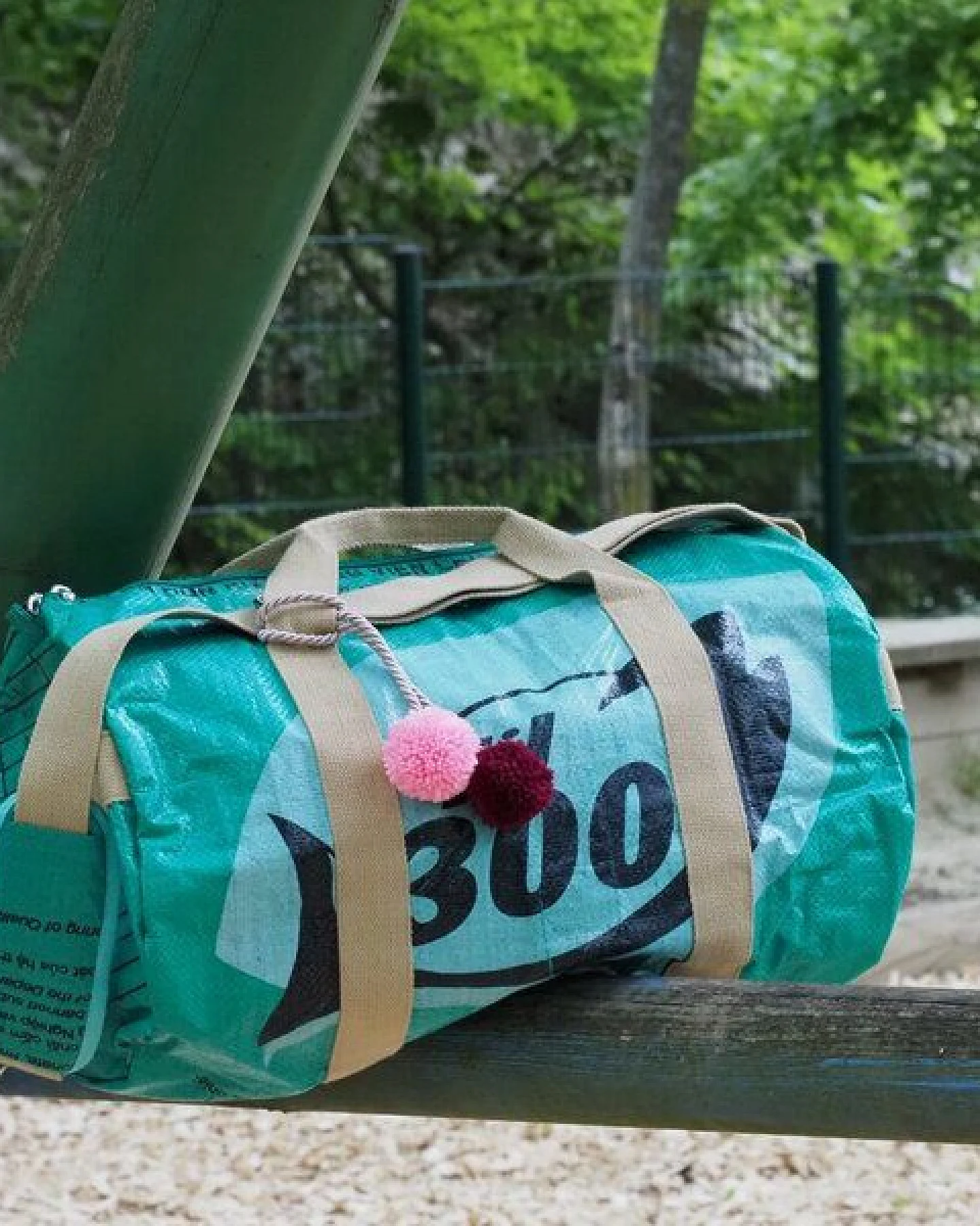 REFISHED fair fashion Tasche 'SPORTY BAG' - upcycelte Fischfuttersäcke – Ansicht 2