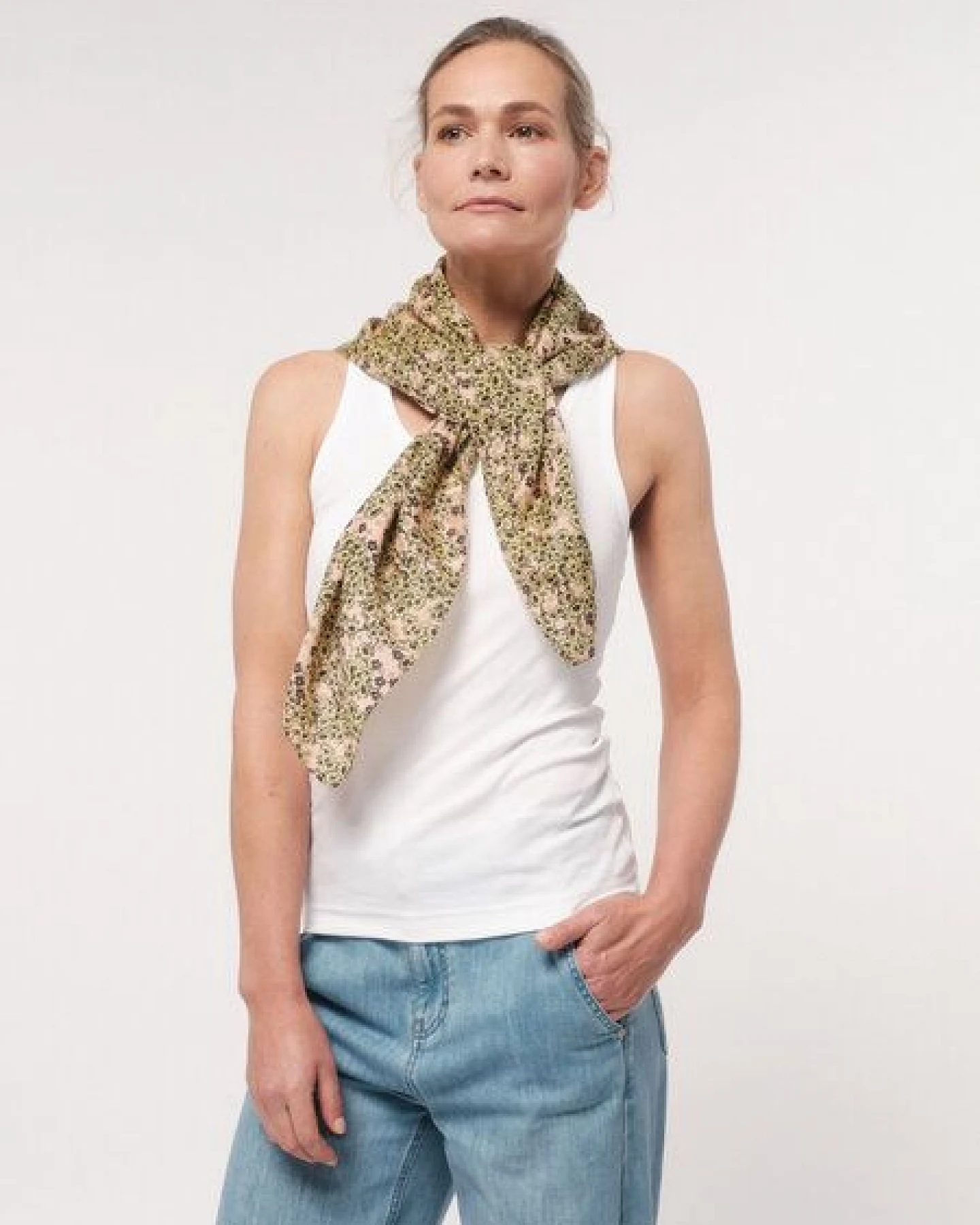 LANIUS Tuch Print Flower Field aus TENCEL – Ansicht 2