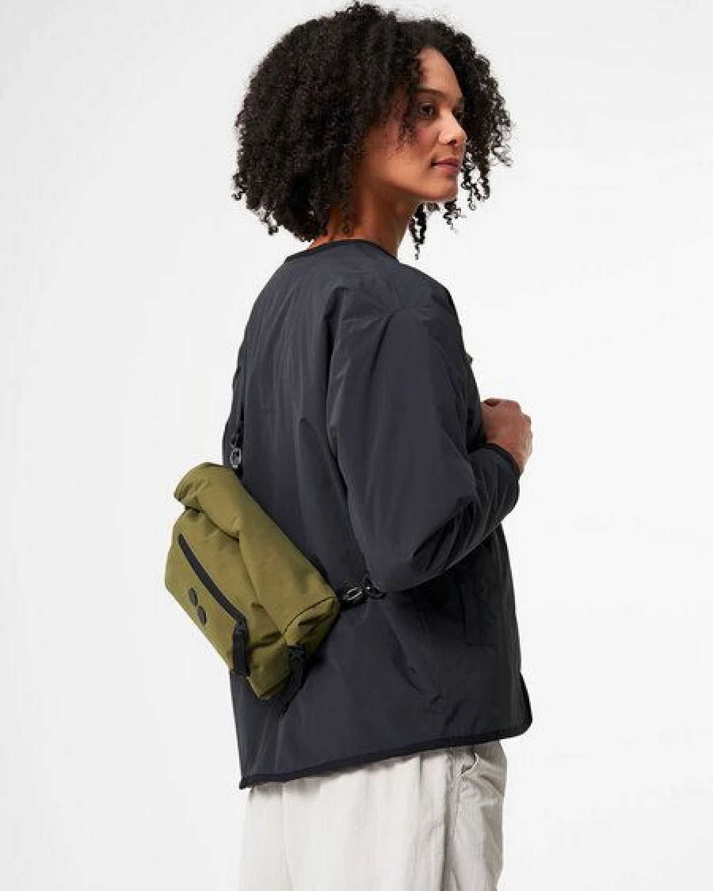 pinqponq Umhängetasche - Aksel - aus recyceltem Nylon – Ansicht 2