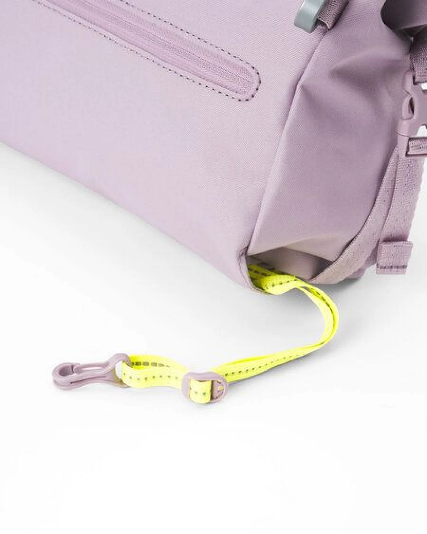 pinqponq Umhängetasche - Aksel - aus recyceltem Nylon – Ansicht 4