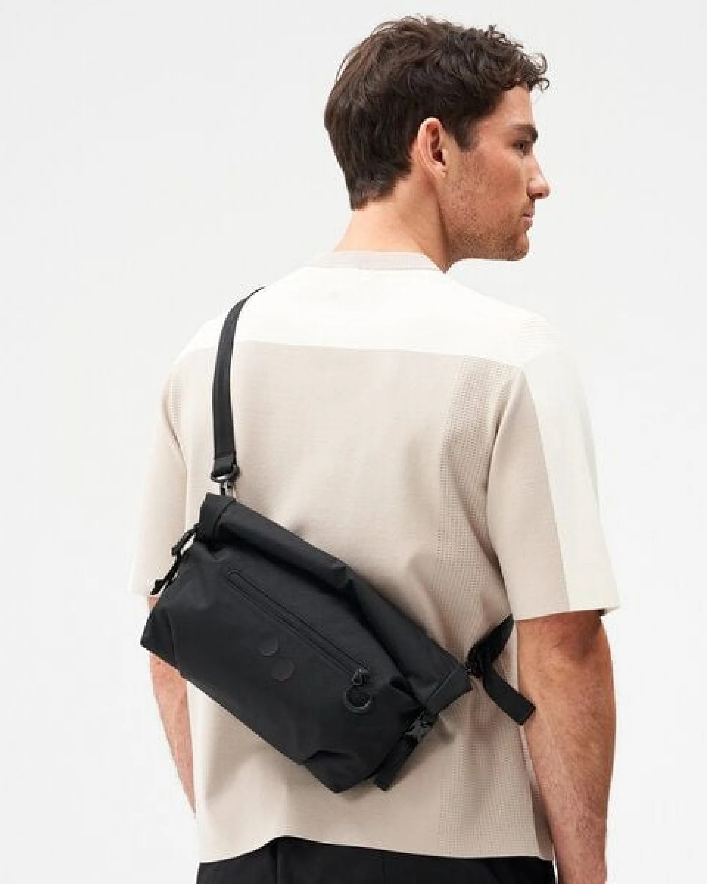 pinqponq Umhängetasche - Aksel - aus recyceltem Nylon – Ansicht 4