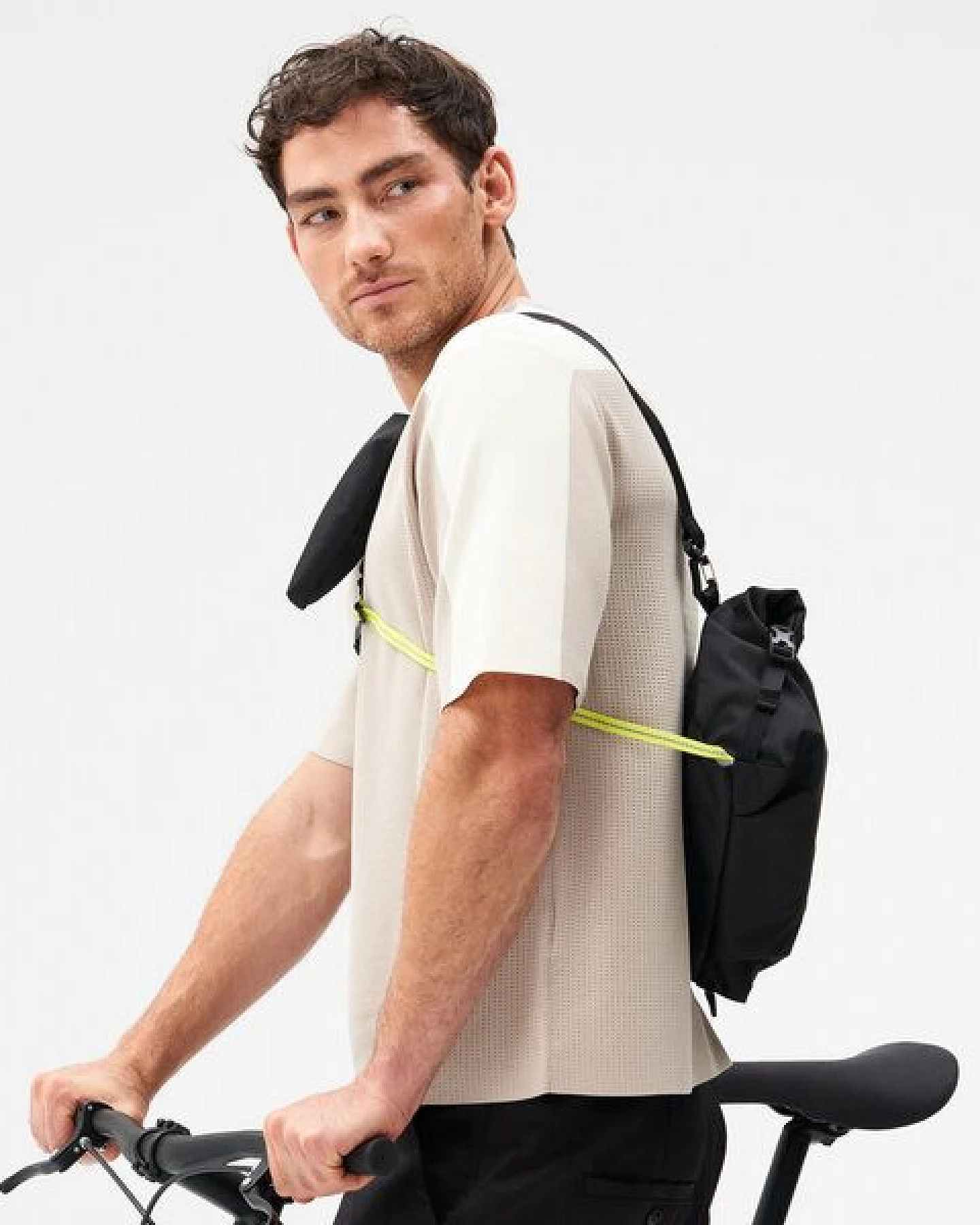 pinqponq Umhängetasche - Aksel - aus recyceltem Nylon – Ansicht 3