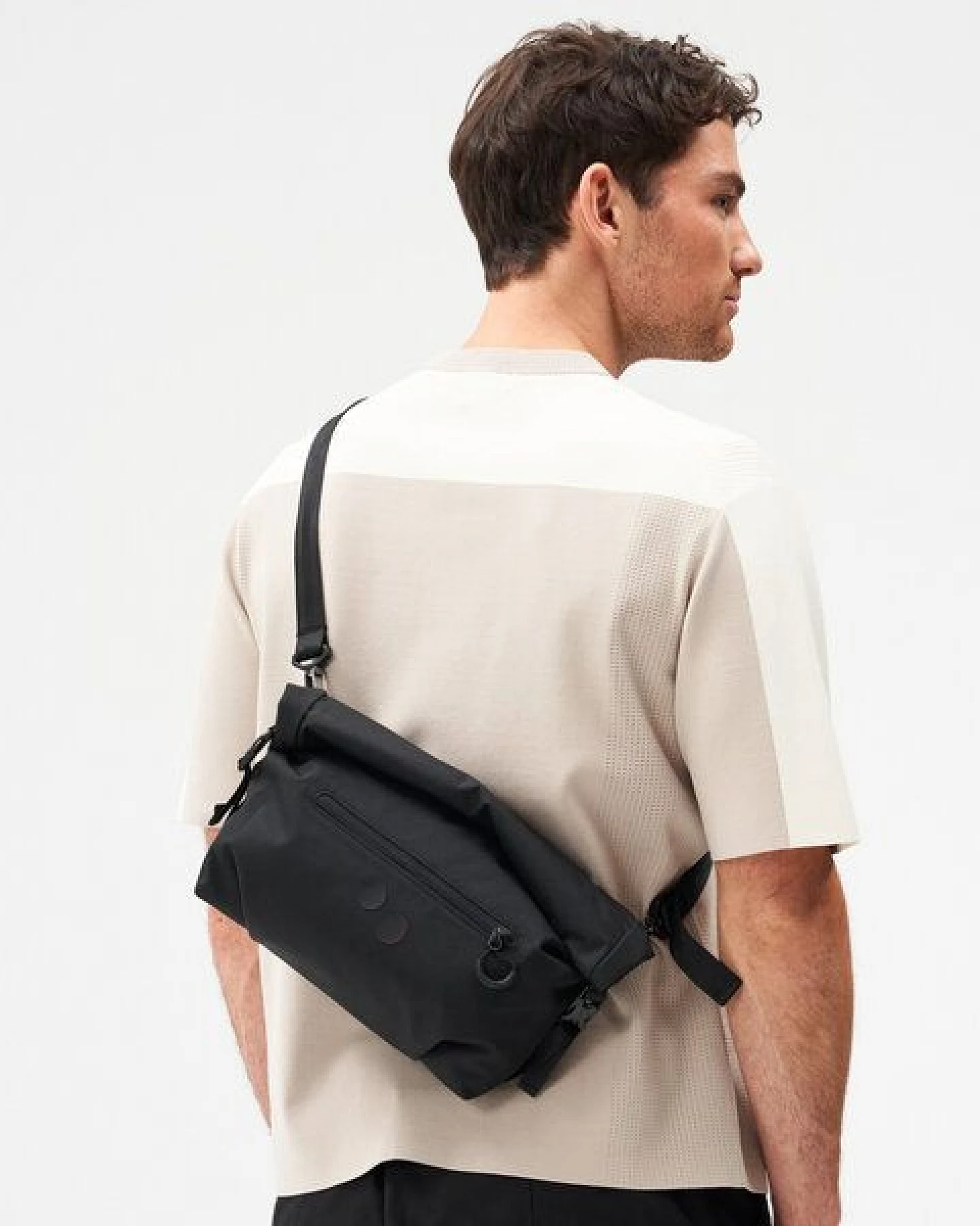 pinqponq Umhängetasche - Aksel - aus recyceltem Nylon – Ansicht 4